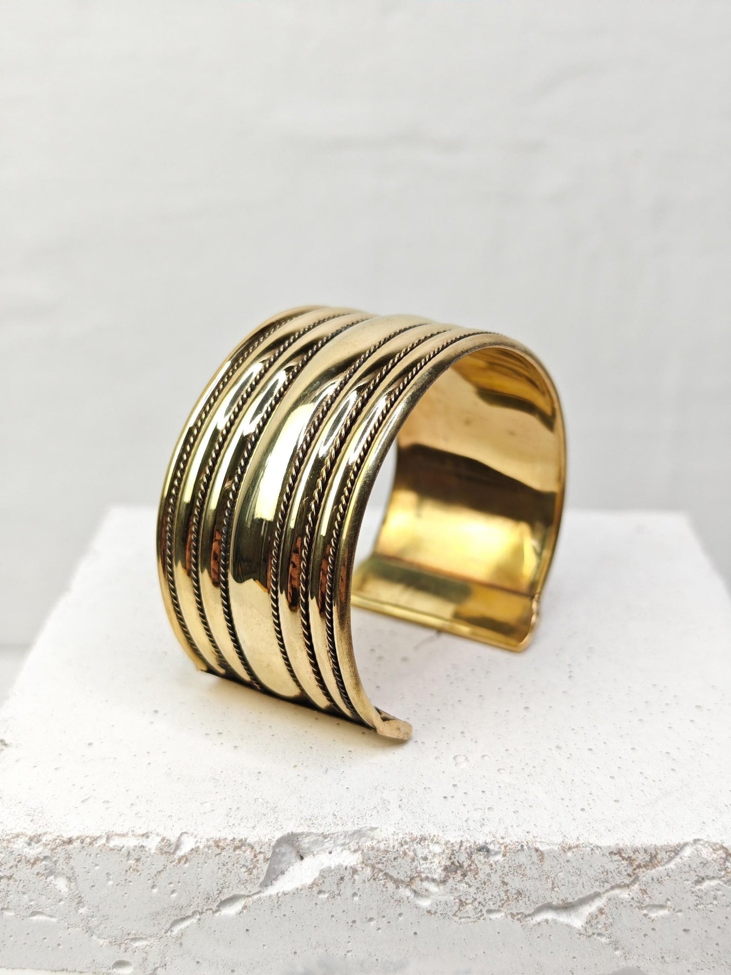 Breiter Messing Armreif, Verstellbarer Armreif gold, Statement Armreif, Manschette Armreif aus Messing - CocosyBerlin