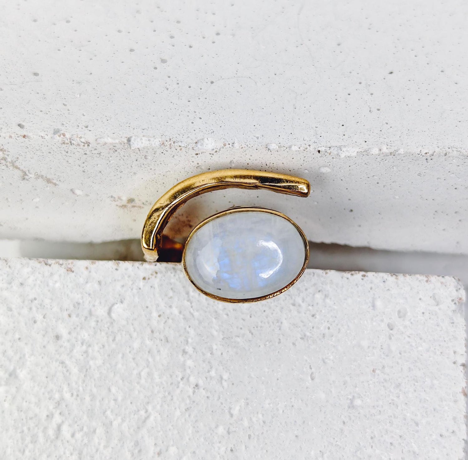 Grosser verstellbarer Mondstein Ring mit ovalem Stein, Statement Ring, goldener Messing Ring mit Mondstein - CocosyBerlin