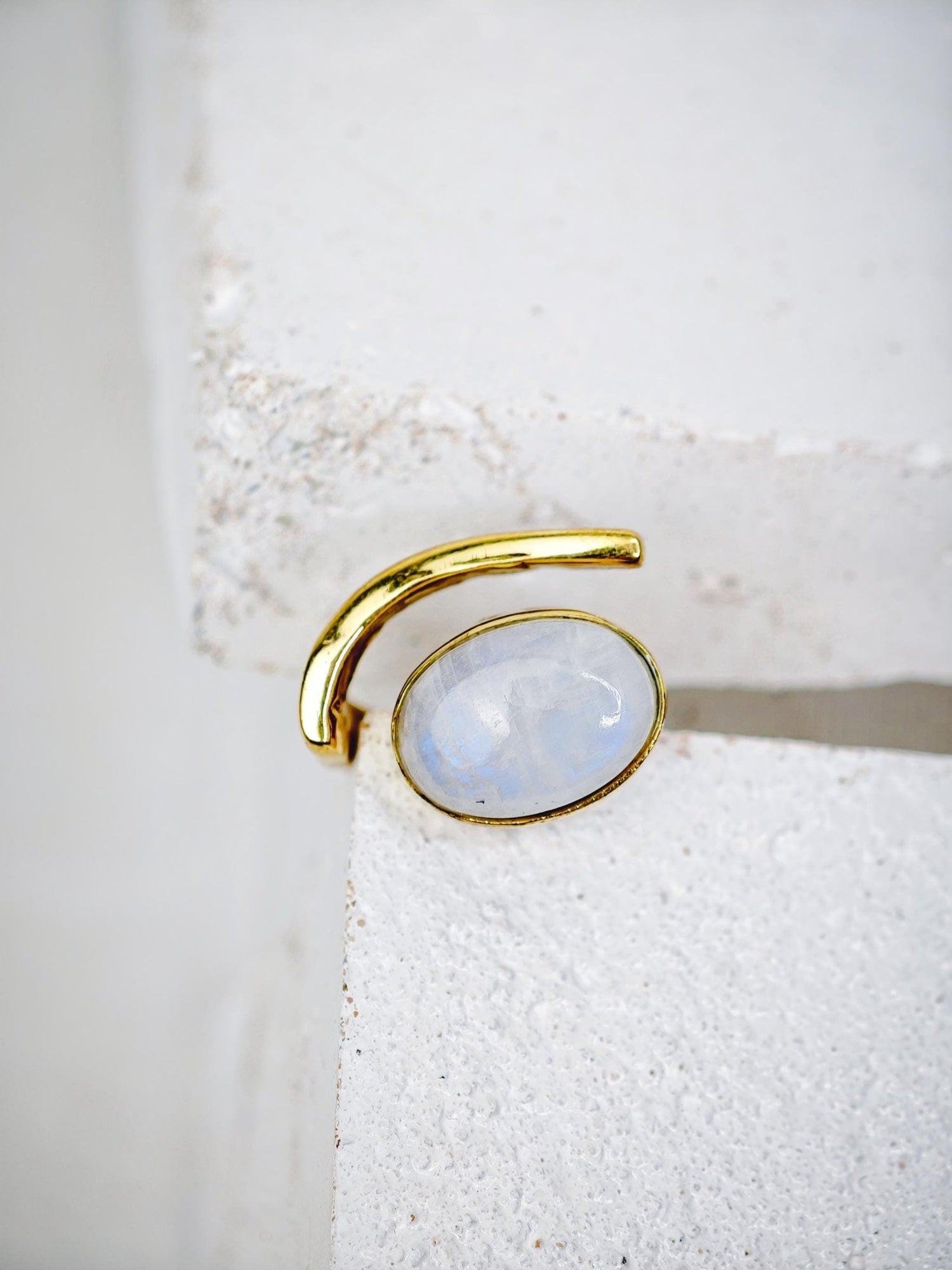 Grosser verstellbarer Mondstein Ring mit ovalem Stein, Statement Ring, goldener Messing Ring mit Mondstein - CocosyBerlin