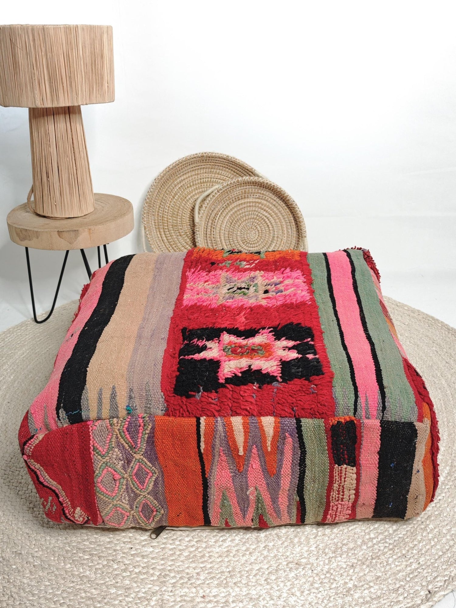 Marokkanischer Pouf, Bodenkissen Beni Ourain bunt mit geometrische Muster, Boho Sitzkissen aus Wolle, Handarbeit - CocosyBerlin