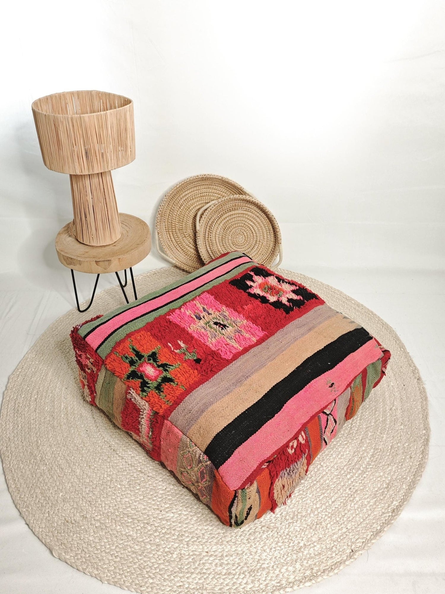 Marokkanischer Pouf, Bodenkissen Beni Ourain bunt mit geometrische Muster, Boho Sitzkissen aus Wolle, Handarbeit - CocosyBerlin