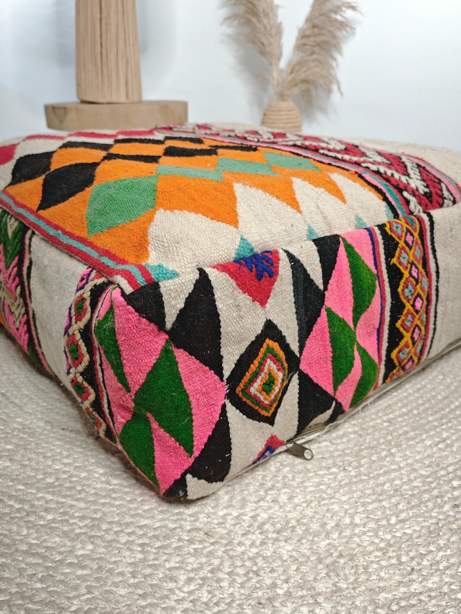 Marokkanischer Pouf, Ethno Bodenkissen, Bunte Beni Ourain geometrische Muster, Boho Sitzkissen aus Wolle, Handarbeit - CocosyBerlin