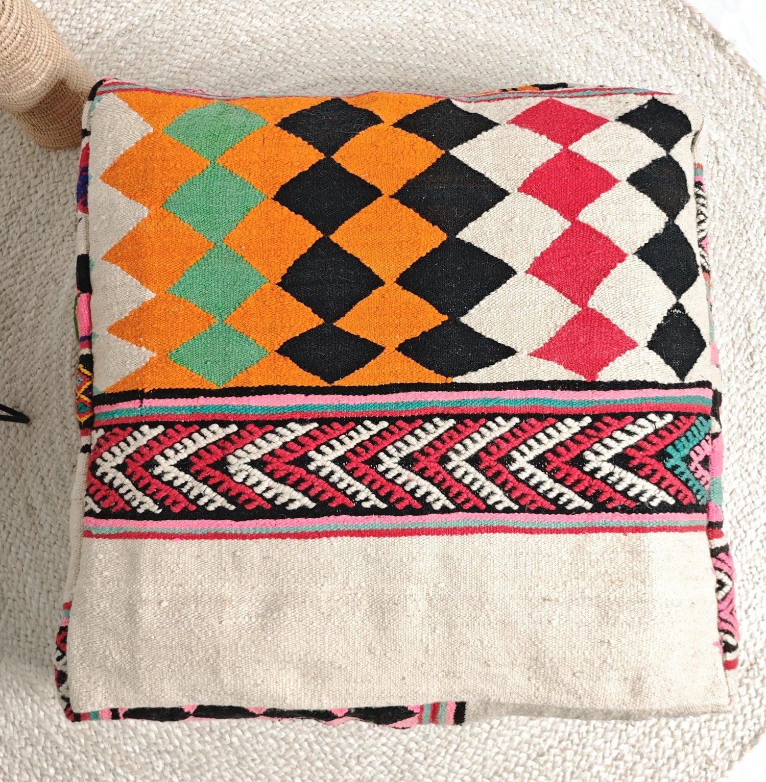 Marokkanischer Pouf, Ethno Bodenkissen, Bunte Beni Ourain geometrische Muster, Boho Sitzkissen aus Wolle, Handarbeit - CocosyBerlin