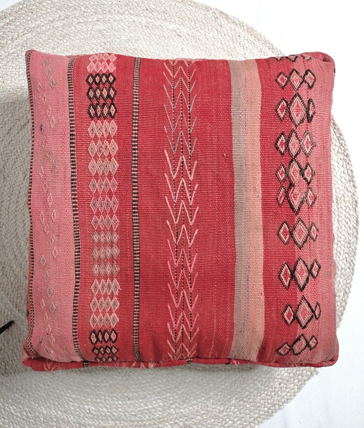 Marokkanischer Pouf, Berber Bodenkissen Pink und Rosa, Sitzkissen aus Wolle, Vintage Kelim Bodenkissen, Boho Sitzkissen Marrakesch - CocosyBerlin