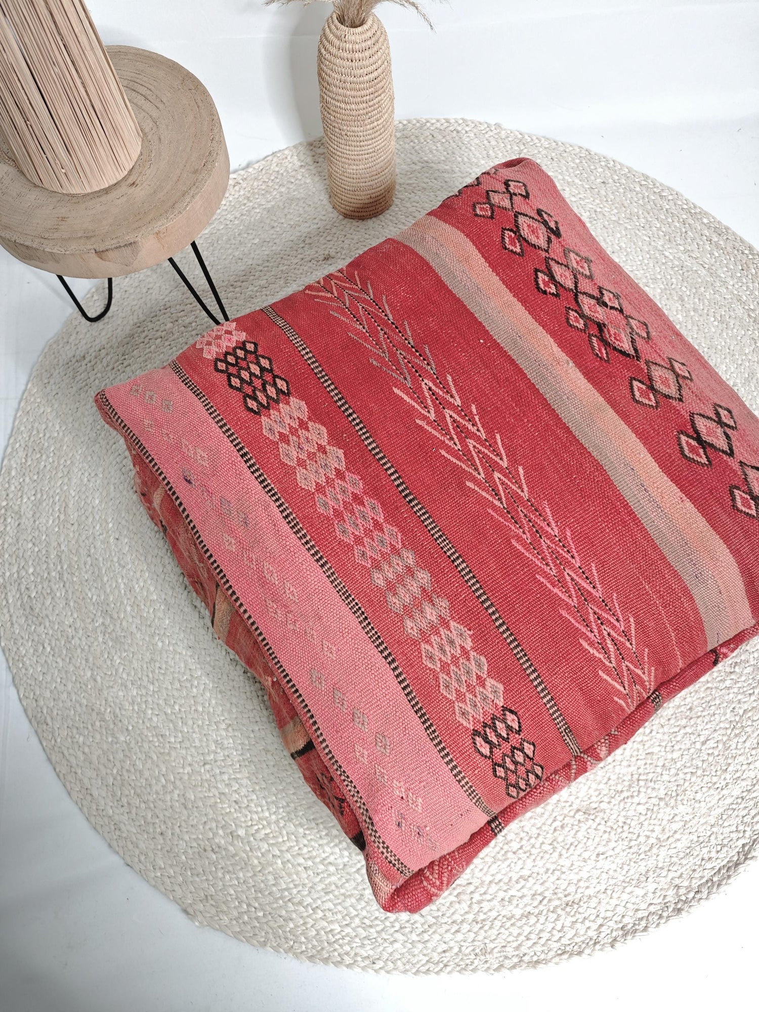 Moroccan pouf, Berber floor cushion pink and rose, wool seat cushion, vintage kilim floor cushion, boho seat cushion Marrakech