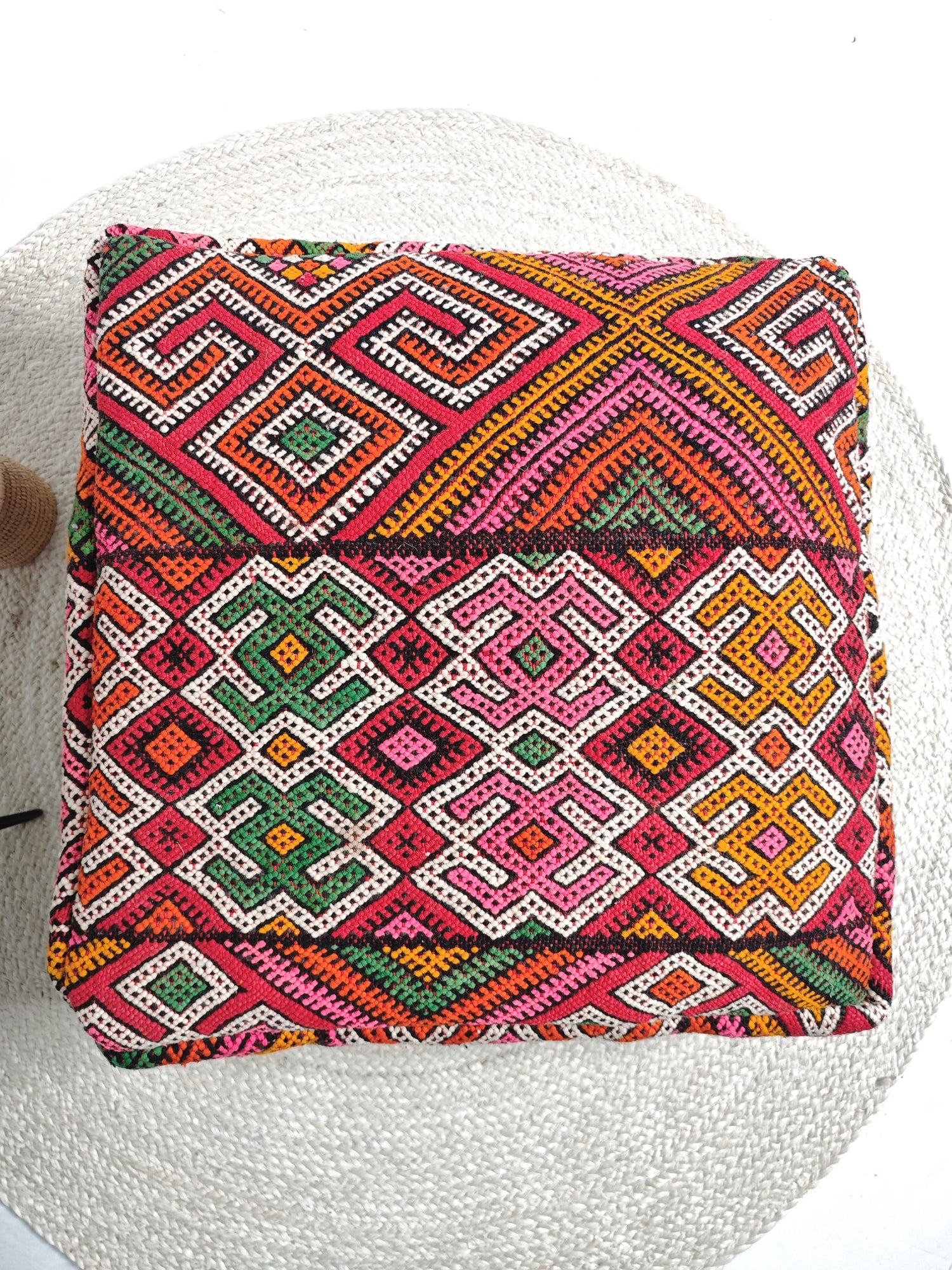Marokkanischer Pouf, Berber Bodenkissen bunt, Sitzkissen aus Wolle, Vintage Kelim Bodenkissen, Boho Sitzkissen Marrakesch handgeknüpft