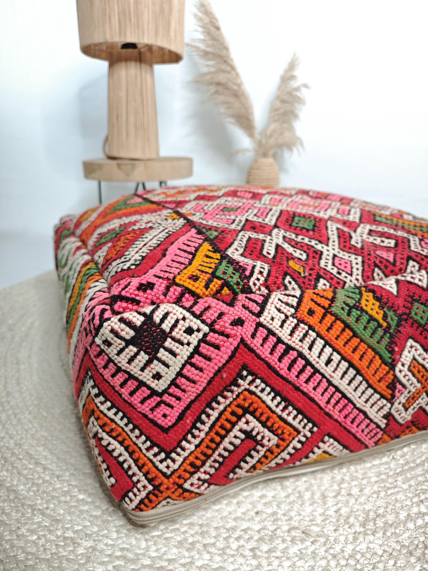 Marokkanischer Pouf, Berber Bodenkissen bunt, Sitzkissen aus Wolle, Vintage Kelim Bodenkissen, Boho Sitzkissen Marrakesch handgeknüpft
