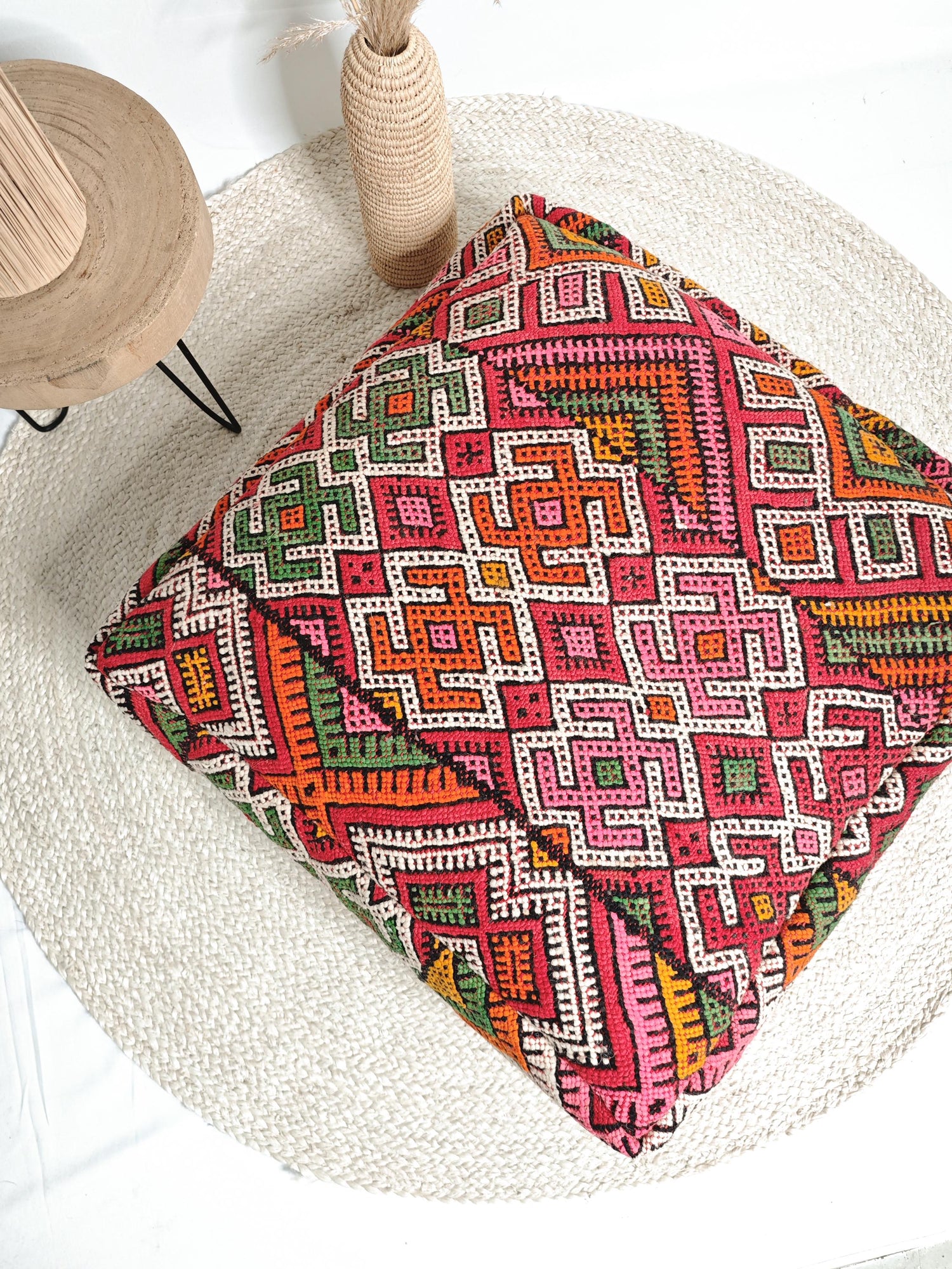 Marokkanischer Pouf, Berber Bodenkissen bunt, Sitzkissen aus Wolle, Vintage Kelim Bodenkissen, Boho Sitzkissen Marrakesch handgeknüpft