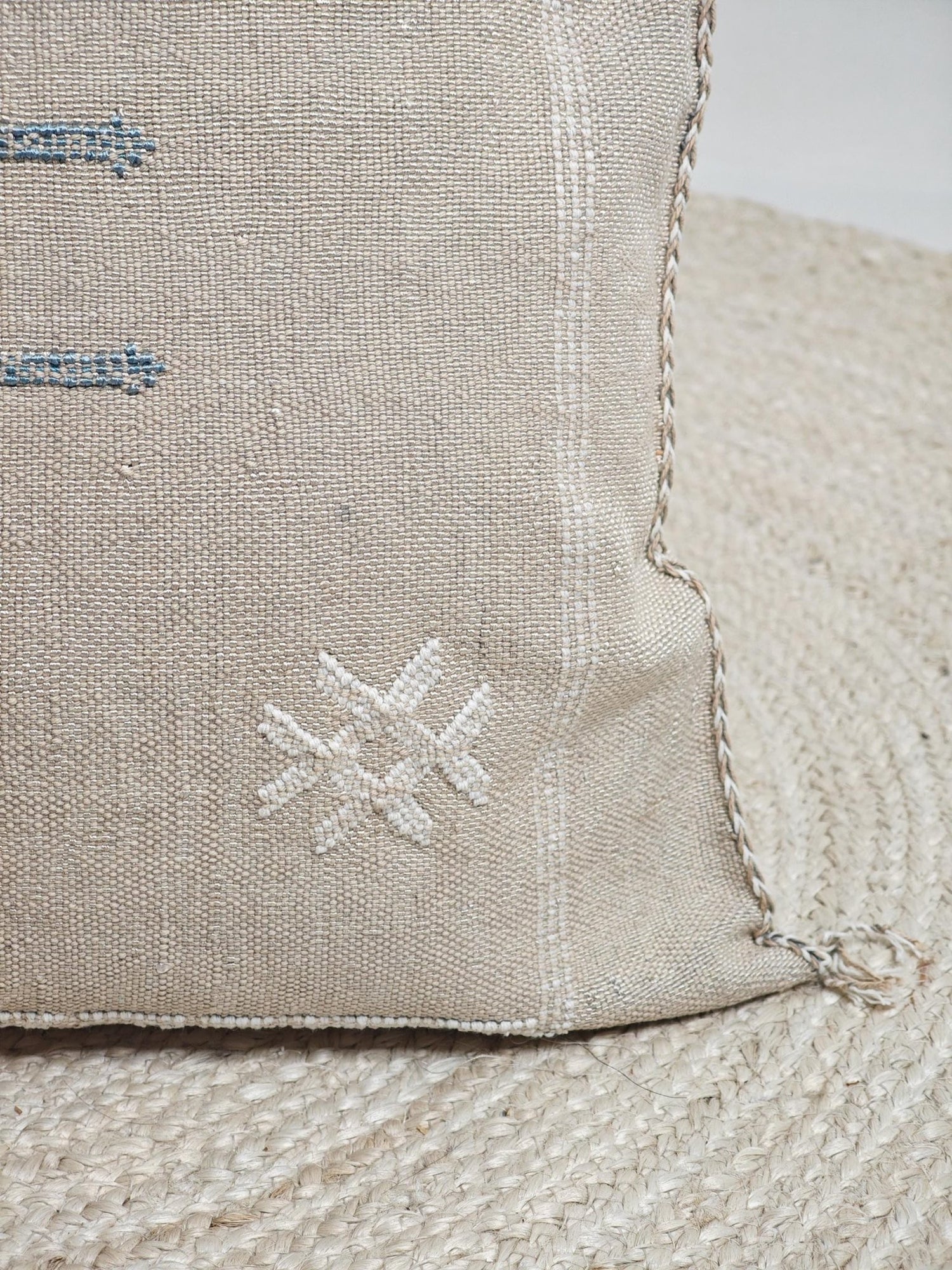 Sabra Kissenhülle aus Marokko, Boho Eklektische Kissenhülle, Marokkanische orientalische Kissenhülle, Beige und Blau ca. 50x50 cm - CocosyBerlin