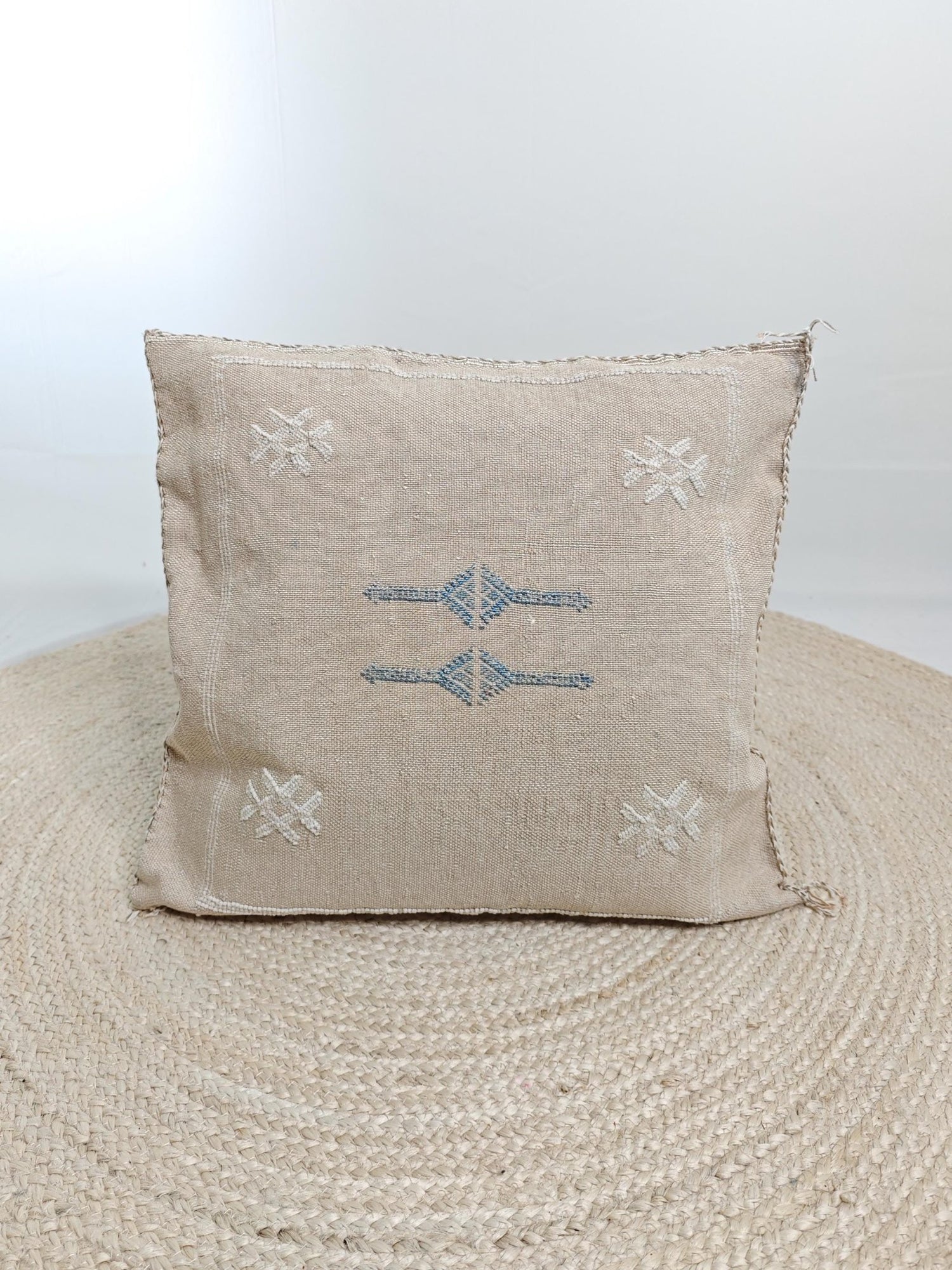 Sabra Kissenhülle aus Marokko, Boho Eklektische Kissenhülle, Marokkanische orientalische Kissenhülle, Beige und Blau ca. 50x50 cm - CocosyBerlin
