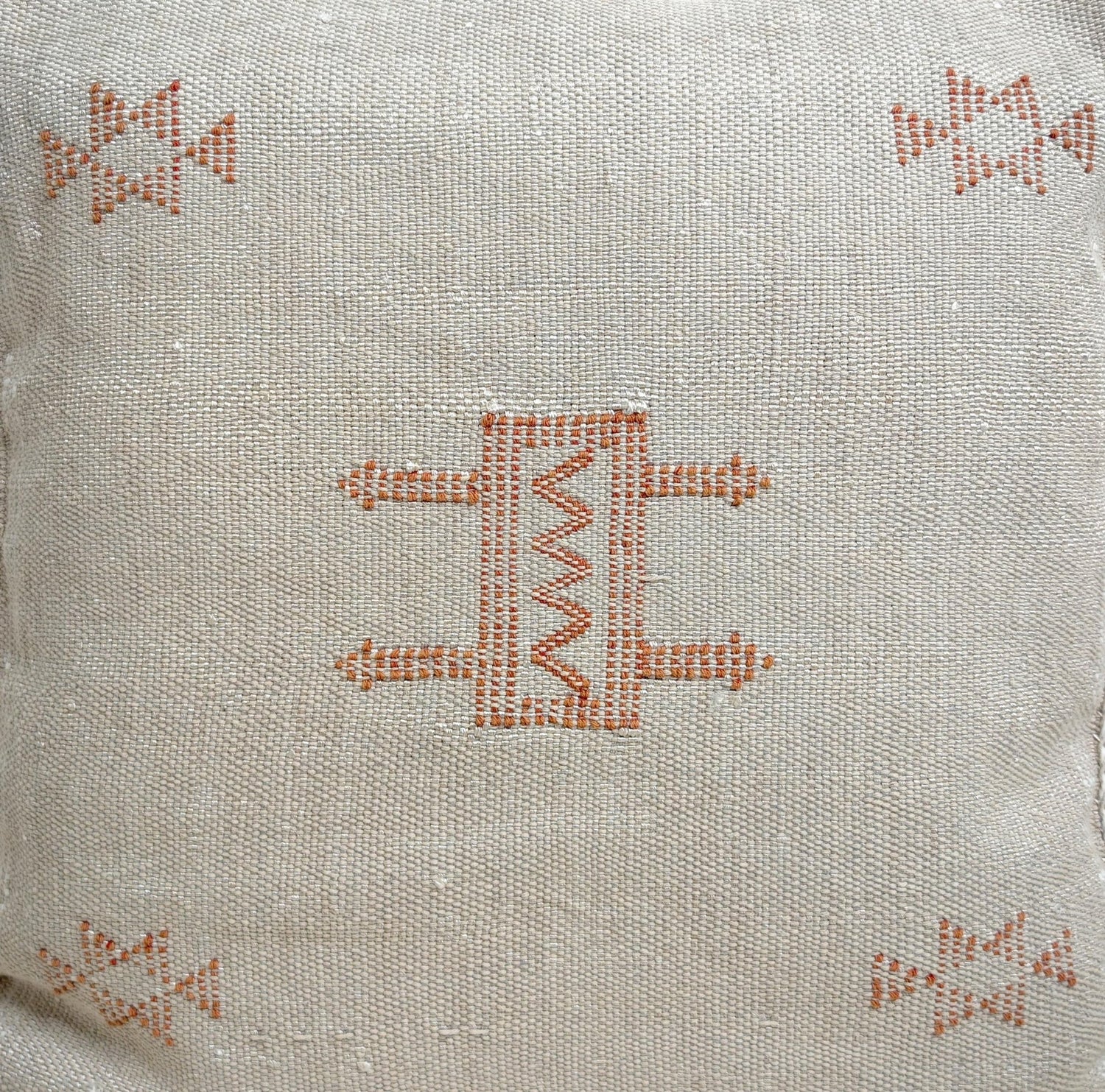 Sabra Kissen aus Marokko, Boho Eklektische Kissenhülle, Marokkanischer orientalischer Kissenbezug in Beige und Terracotta mit Beber Muster - CocosyBerlin