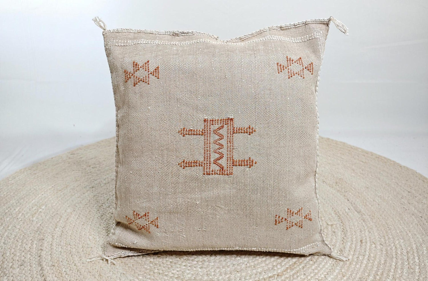 Sabra Kissen aus Marokko, Boho Eklektische Kissenhülle, Marokkanischer orientalischer Kissenbezug in Beige und Terracotta mit Beber Muster - CocosyBerlin