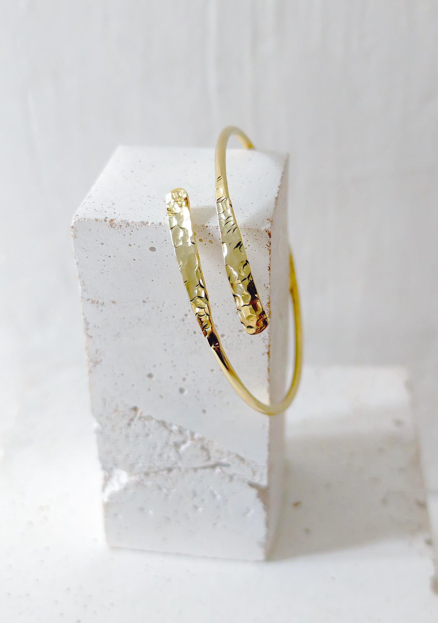 Goldener verstellbarer Armreif, gehämmert strukturiert, Armreif aus Messing, Golden Bangle Cuff, Minimalistisches Armband
