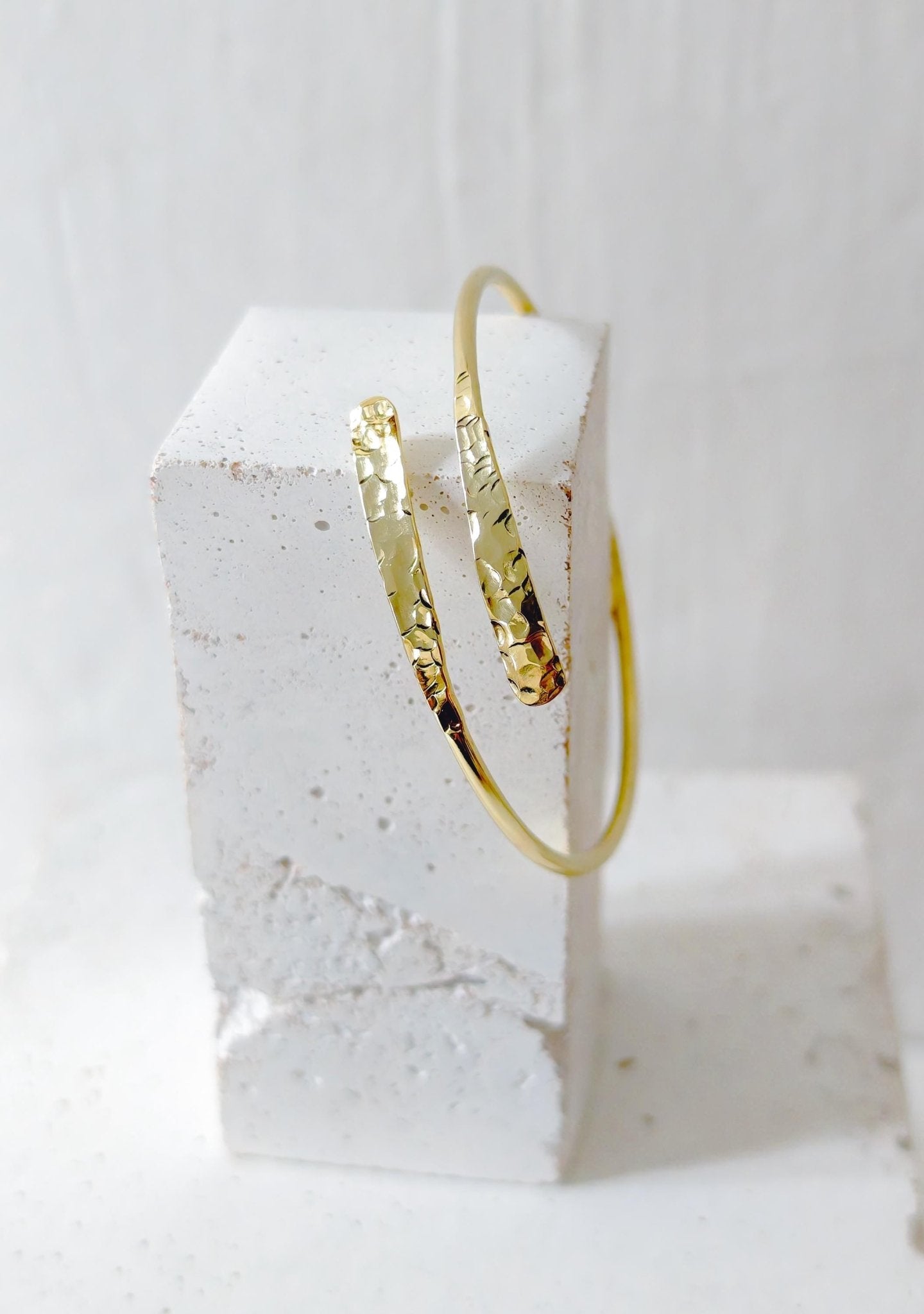 Goldener verstellbarer Armreif, gehämmert strukturiert, Armreif aus Messing, Golden Bangle Cuff, Minimalistisches Armband - CocosyBerlin