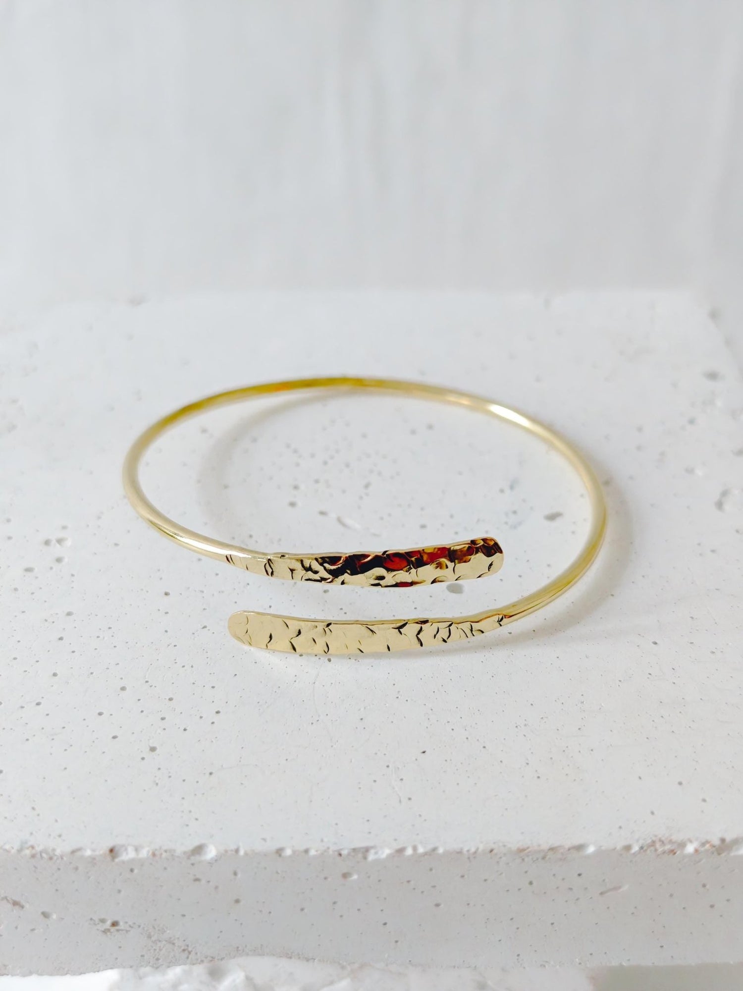 Goldener verstellbarer Armreif, gehämmert strukturiert, Armreif aus Messing, Golden Bangle Cuff, Minimalistisches Armband - CocosyBerlin