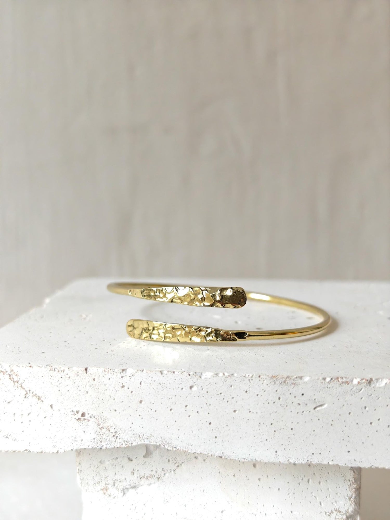 Goldener verstellbarer Armreif, gehämmert strukturiert, Armreif aus Messing, Golden Bangle Cuff, Minimalistisches Armband - CocosyBerlin
