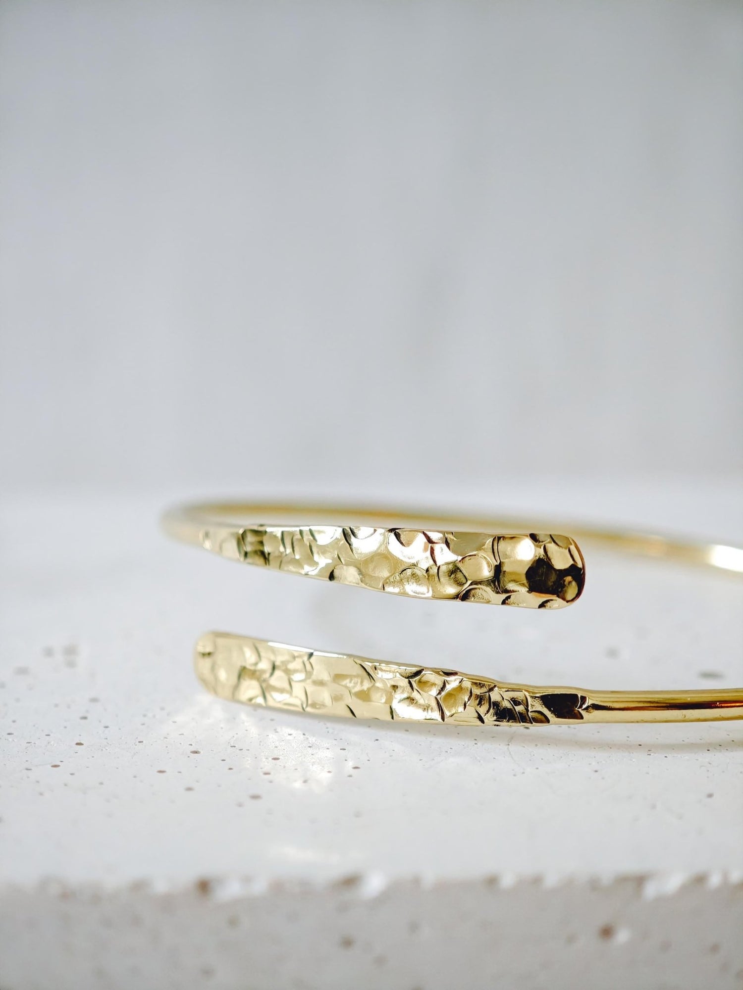 Goldener verstellbarer Armreif, gehämmert strukturiert, Armreif aus Messing, Golden Bangle Cuff, Minimalistisches Armband - CocosyBerlin