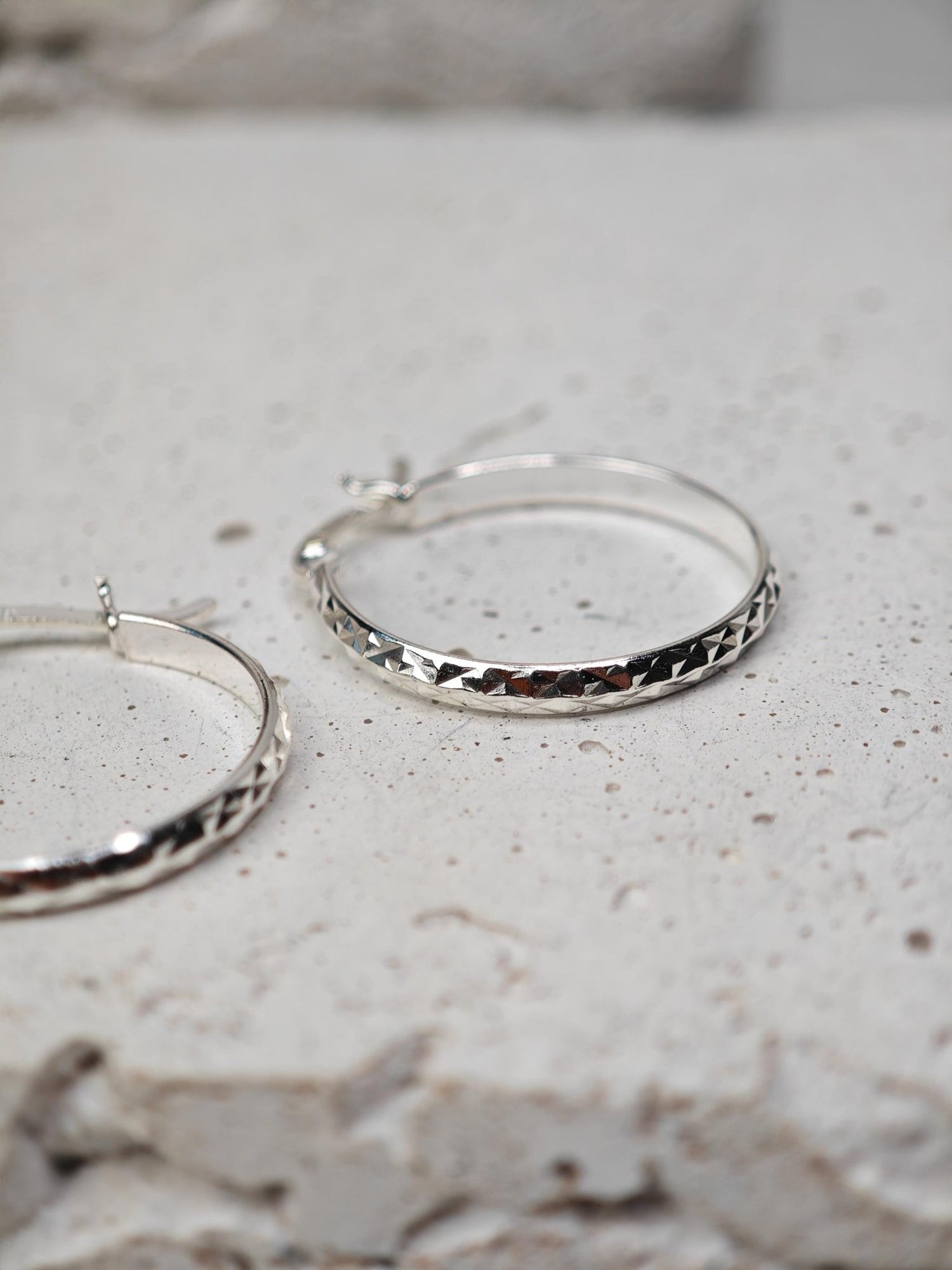 Sterling Silber Creolen, Silber Creolen 25 mm, Minimalistische Creolen 925 Silber strukturiert - CocosyBerlin