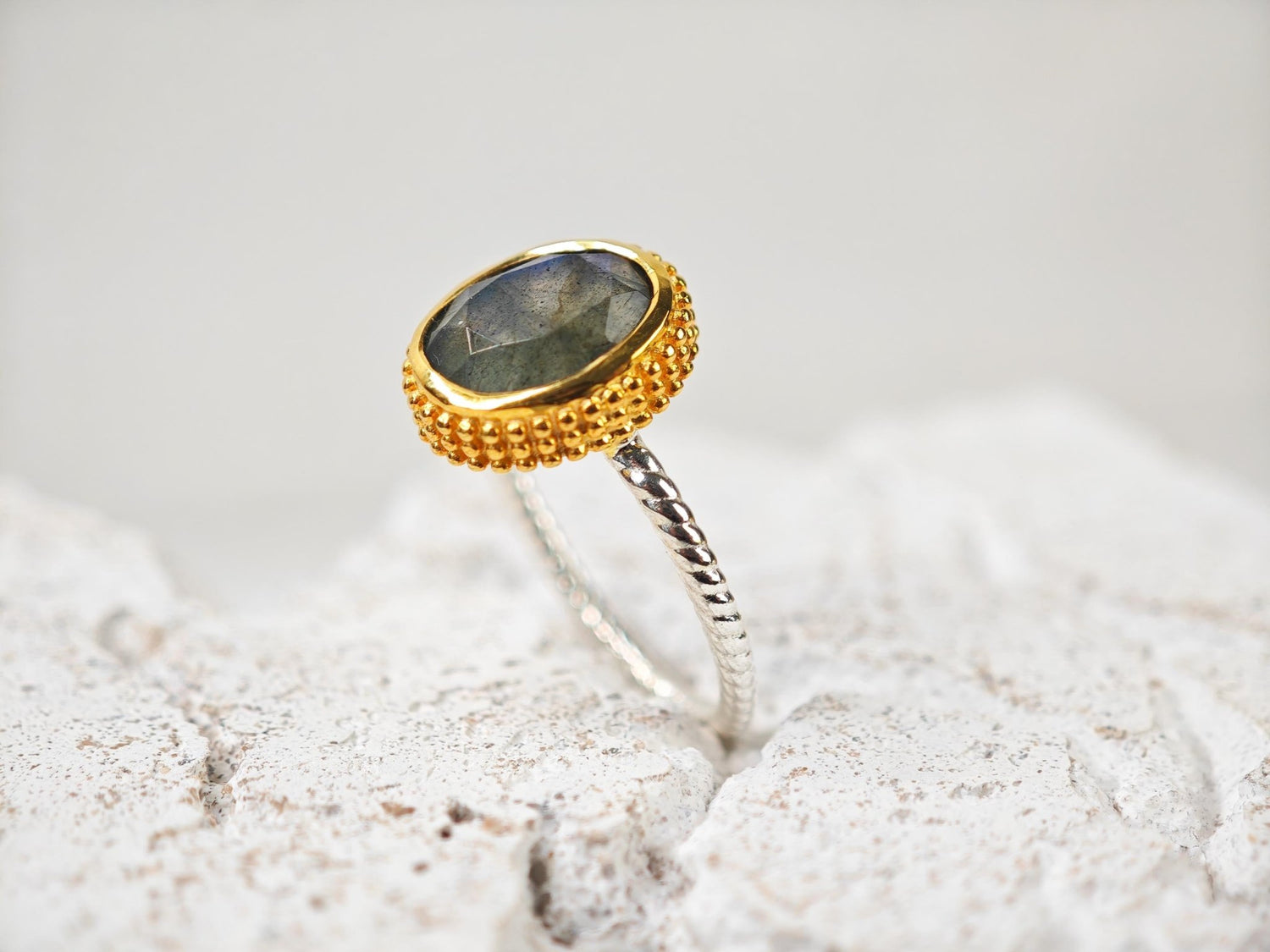 Labradorit Ring aus 925 Silber 18k vergoldet, Sterling Silber Ring Bicolor vergoldet mit Labradorit Stein Oval facettiert - CocosyBerlin