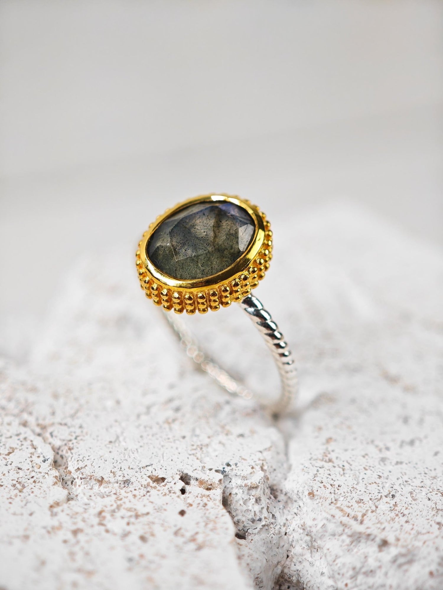 Labradorit Ring aus 925 Silber 18k vergoldet, Sterling Silber Ring Bicolor vergoldet mit Labradorit Stein Oval facettiert - CocosyBerlin