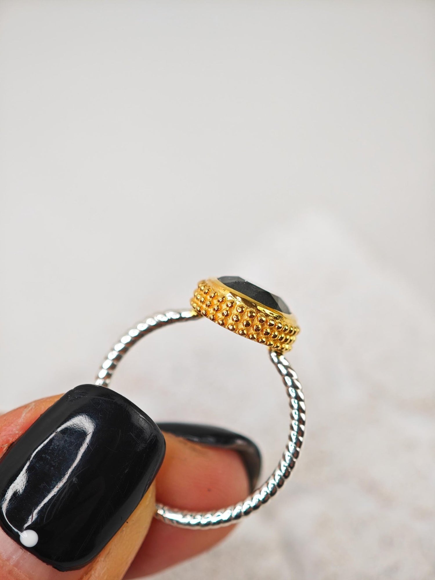 Grüner Onyx Ring aus 925 Silber 18k vergoldet, Sterling Silber Ring Bicolor vergoldet mit Onyx grün Stein Rund, facettiert - CocosyBerlin