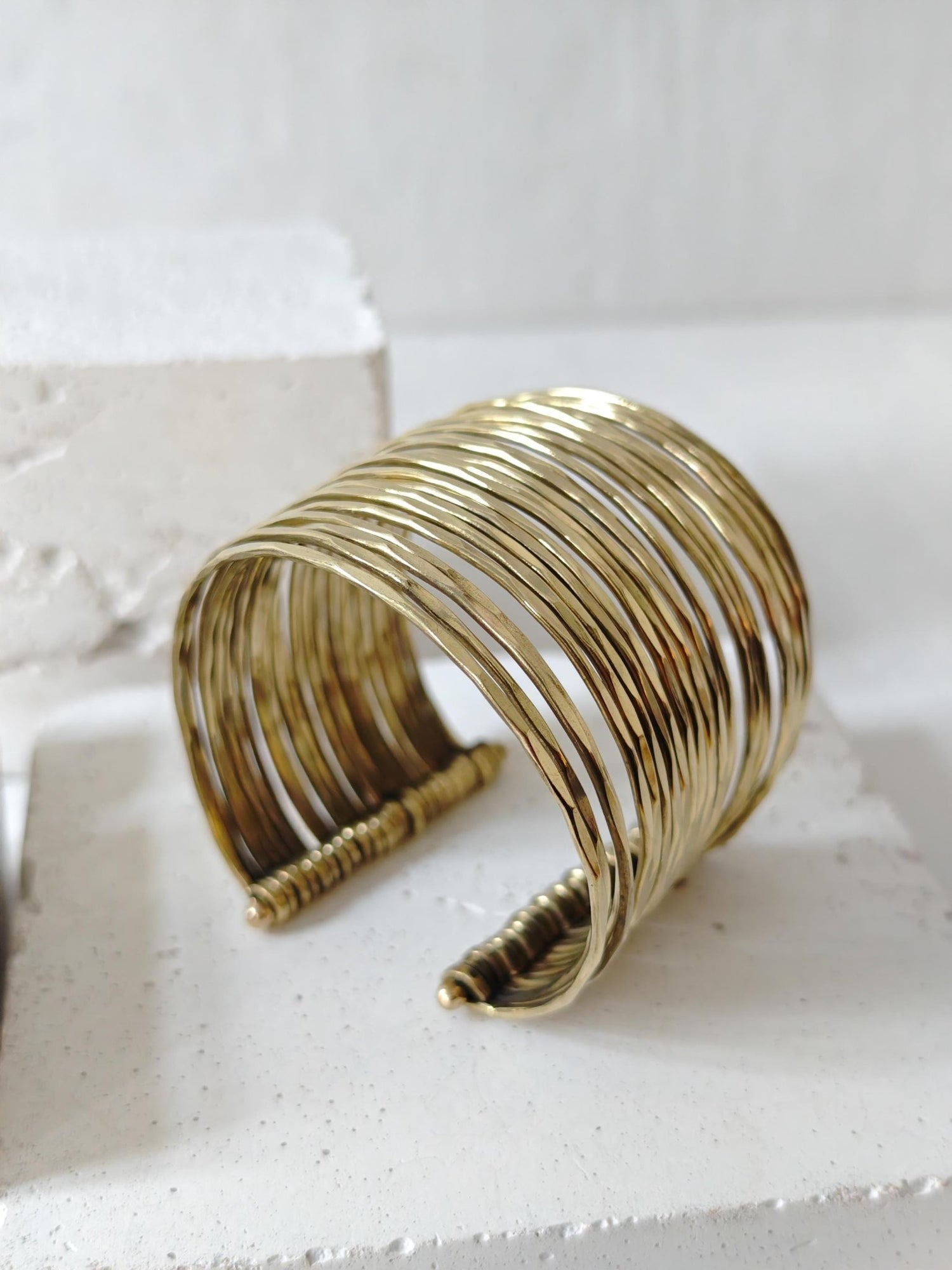 Manschettenarmband aus Messing, Armband aus goldenem Messing, Breiter Boho Armreif gehämmert - CocosyBerlin