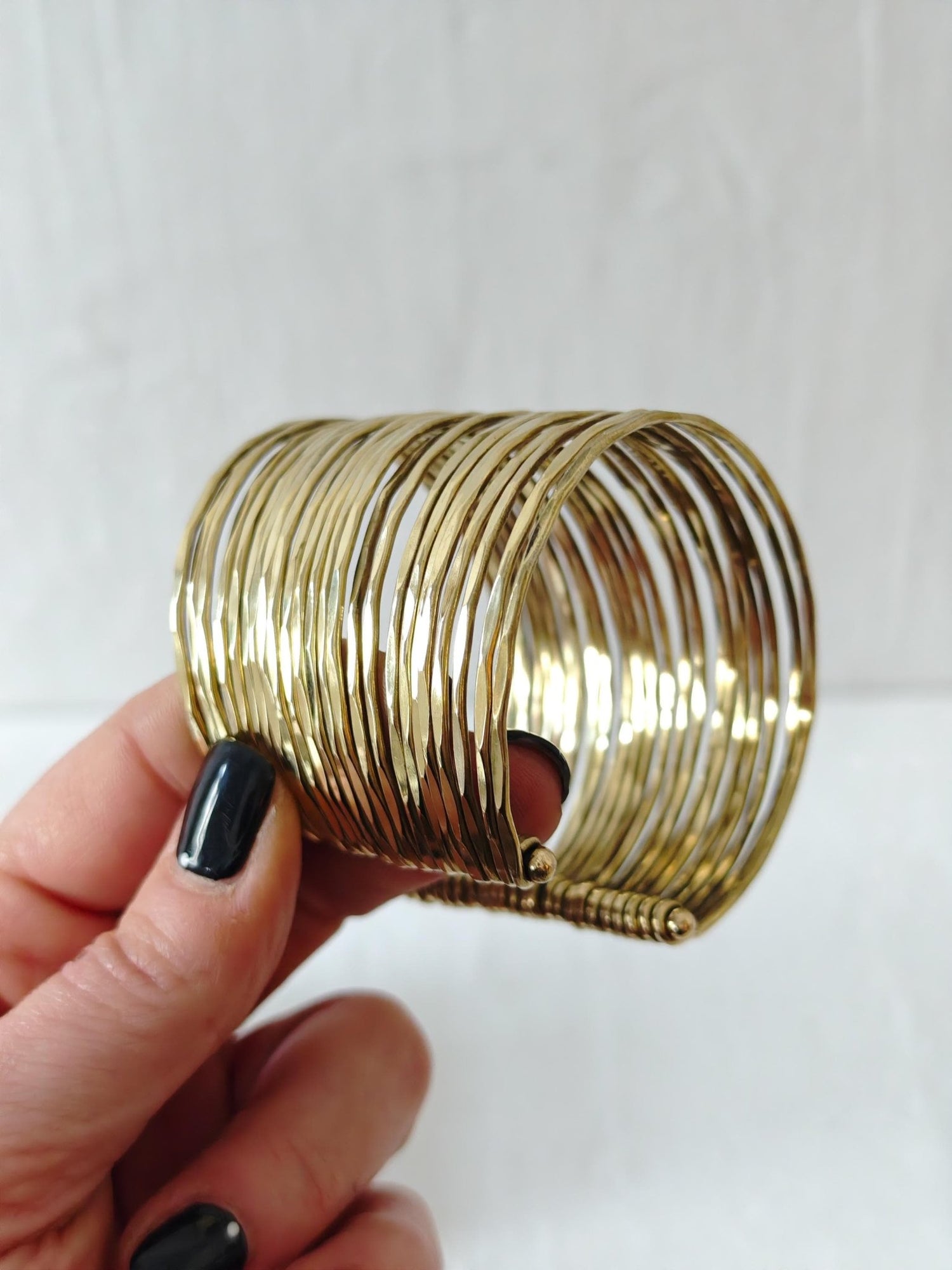 Manschettenarmband aus Messing, Armband aus goldenem Messing, Breiter Boho Armreif gehämmert - CocosyBerlin