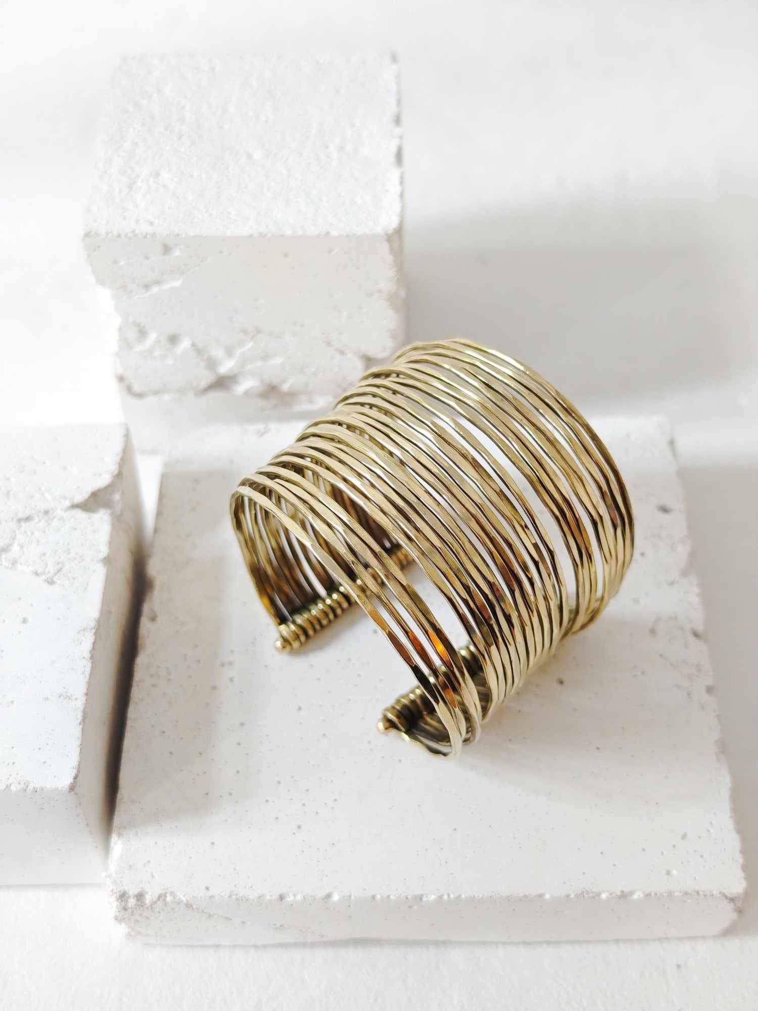 Manschettenarmband aus Messing, Armband aus goldenem Messing, Breiter Boho Armreif gehämmert - CocosyBerlin