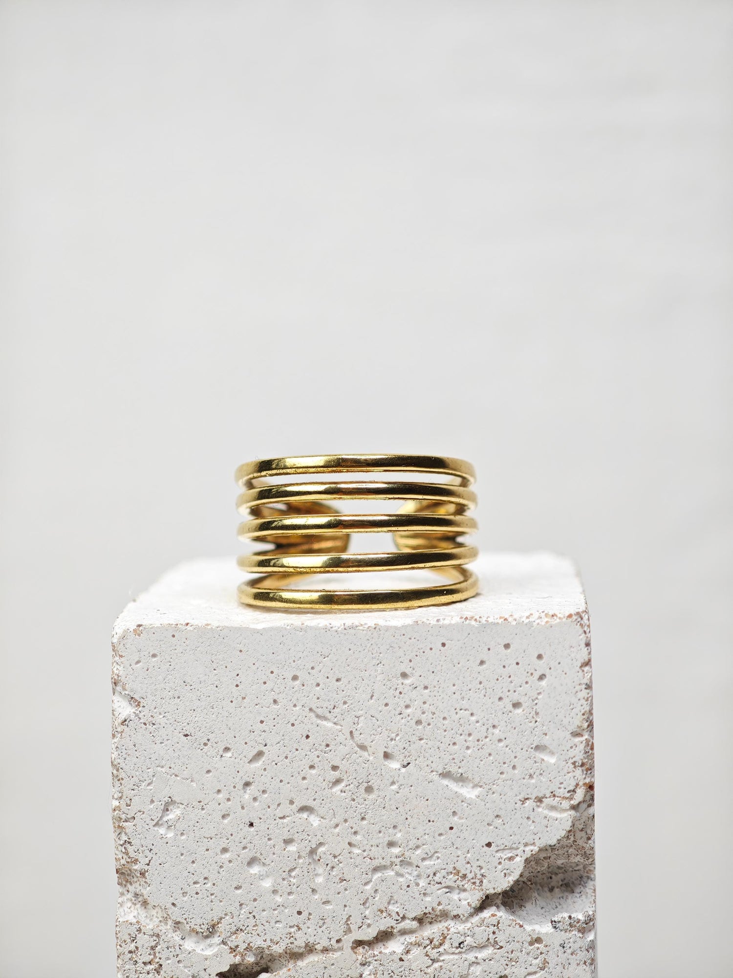 Breiter Ring aus goldenem Messing, Verstellbarer Ring, Goldener Ring, mehrreihiger Ring minimalistisch