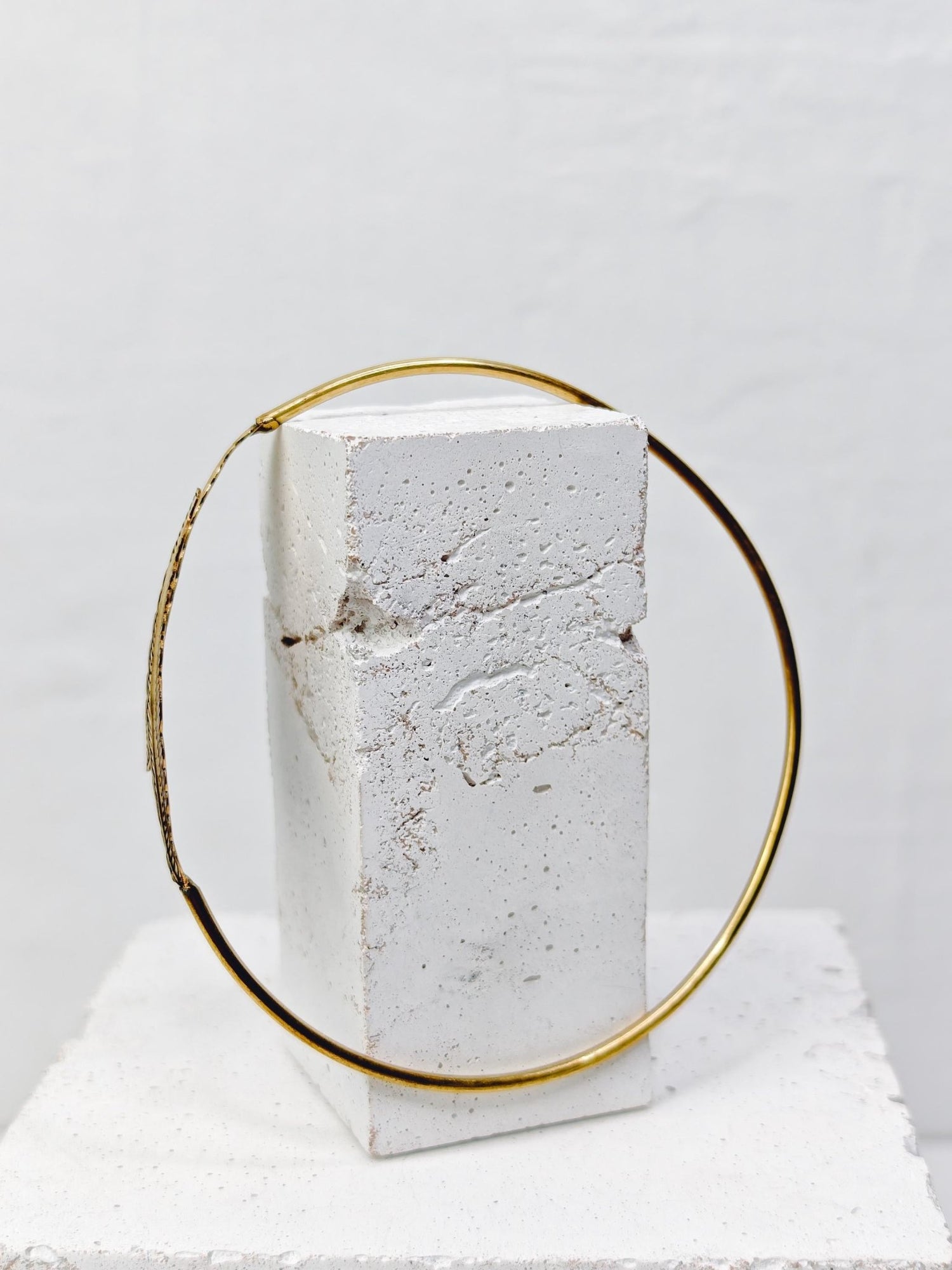 Goldener verstellbarer Feder Oberarmreif, Oberarm Armreif aus Messing, schlicht minimalistisch - CocosyBerlin