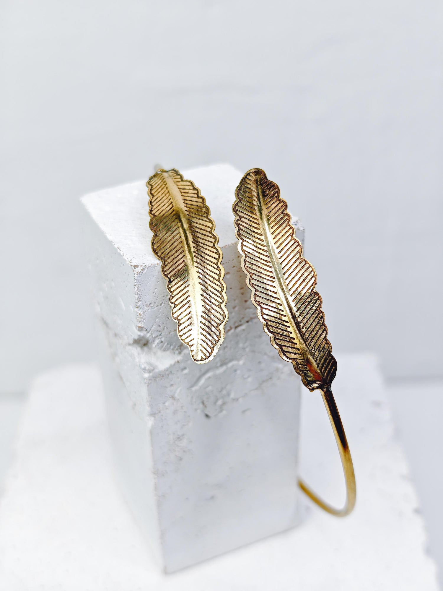 Golden adjustable feather upper arm bracelet, upper arm bangle made of brass, simple minimalist
