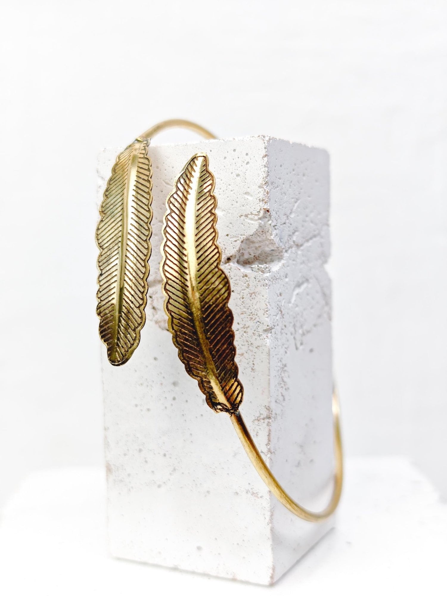 Goldener verstellbarer Feder Oberarmreif, Oberarm Armreif aus Messing, schlicht minimalistisch - CocosyBerlin