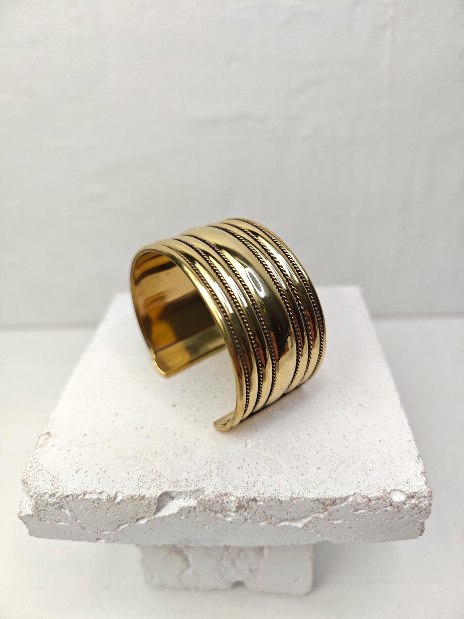 Breiter Messing Armreif, Verstellbarer Armreif gold, Statement Armreif, Manschette Armreif aus Messing - CocosyBerlin