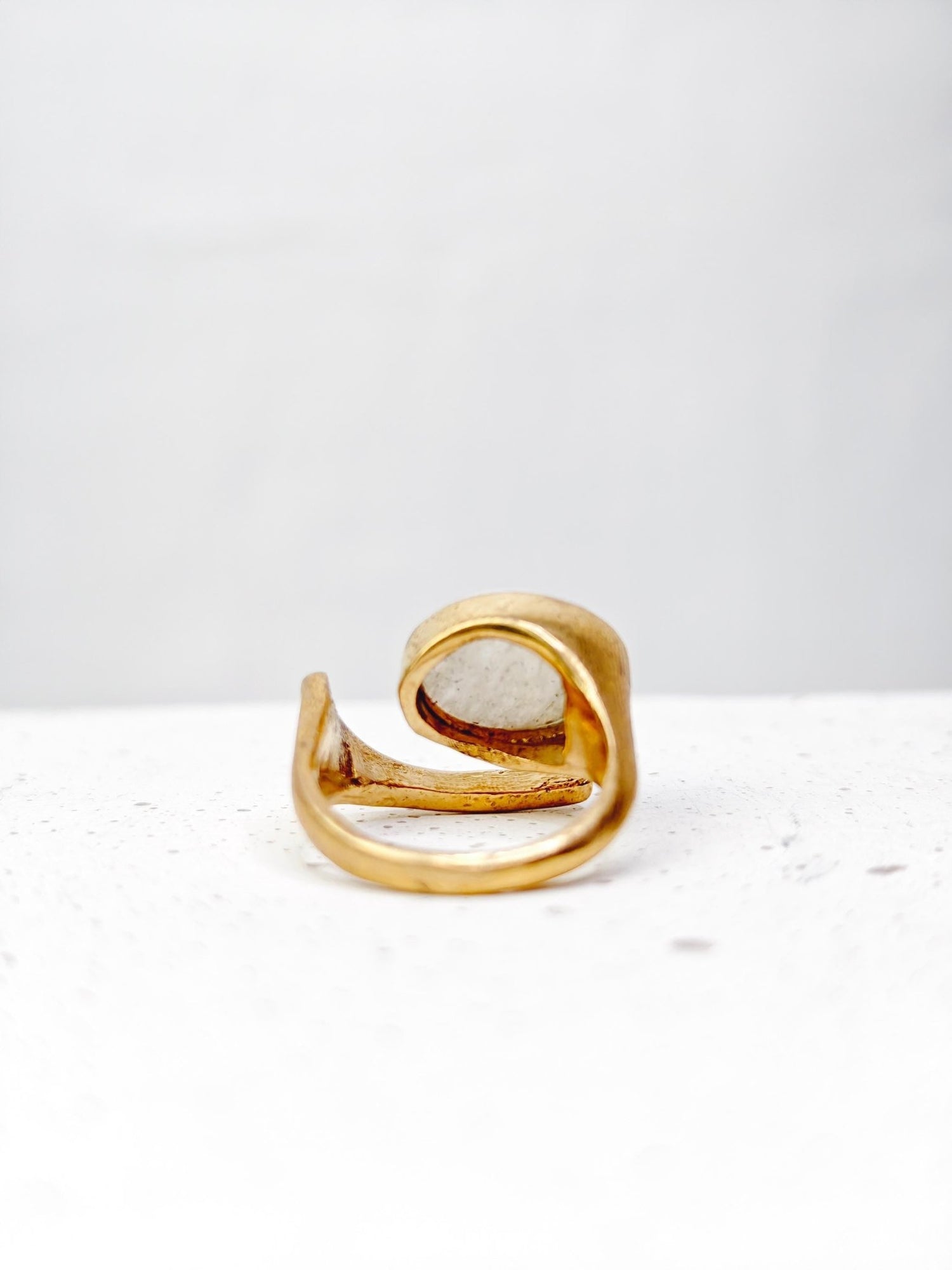 Grosser verstellbarer Mondstein Ring mit ovalem Stein, Statement Ring, goldener Messing Ring mit Mondstein - CocosyBerlin