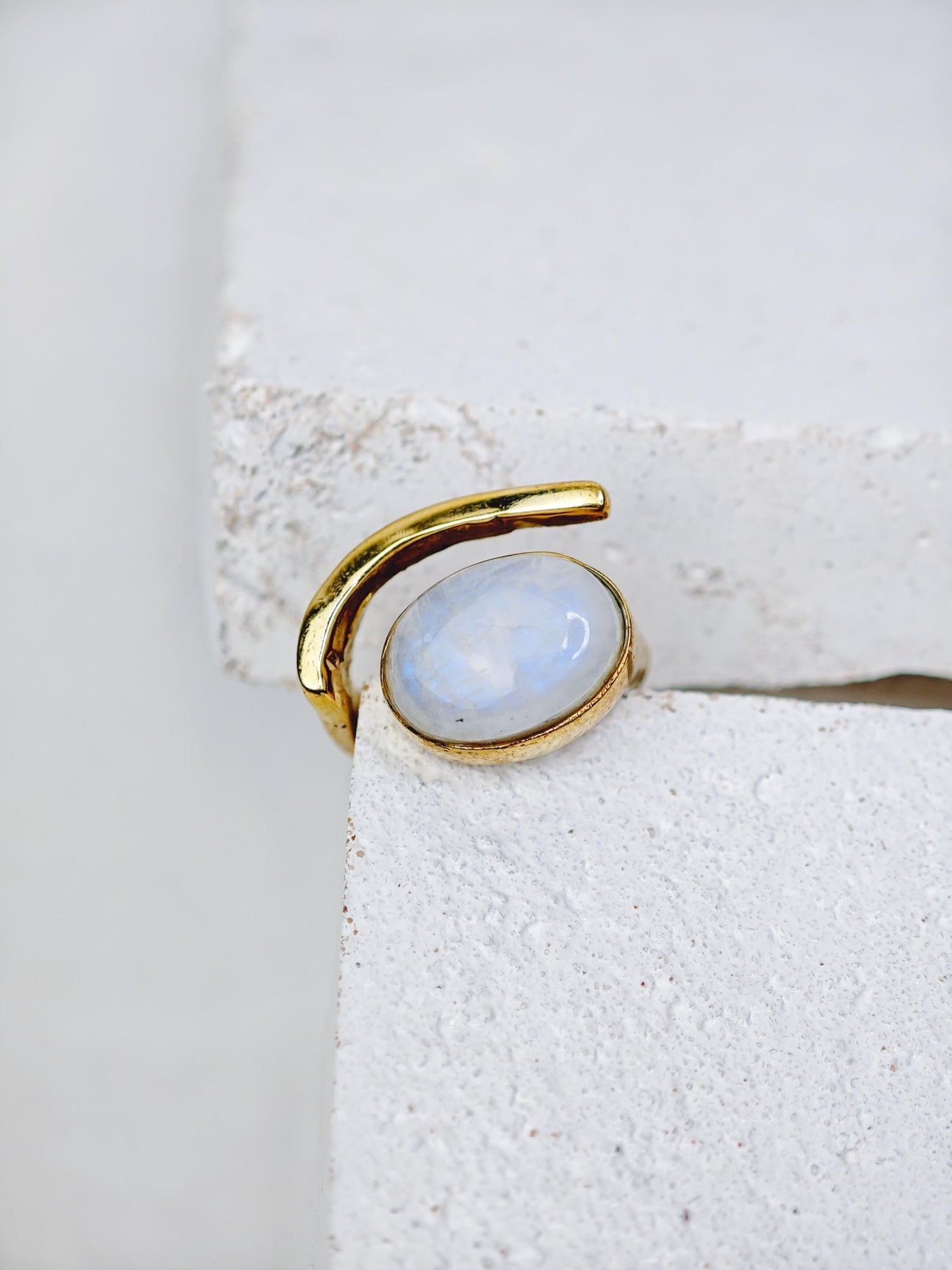 Grosser verstellbarer Mondstein Ring mit ovalem Stein, Statement Ring, goldener Messing Ring mit Mondstein - CocosyBerlin