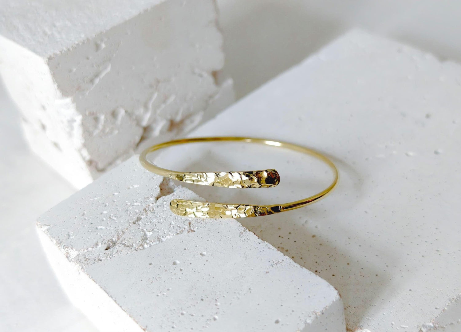 Goldener verstellbarer Armreif, gehämmert strukturiert, Armreif aus Messing, Golden Bangle Cuff, Minimalistisches Armband - CocosyBerlin