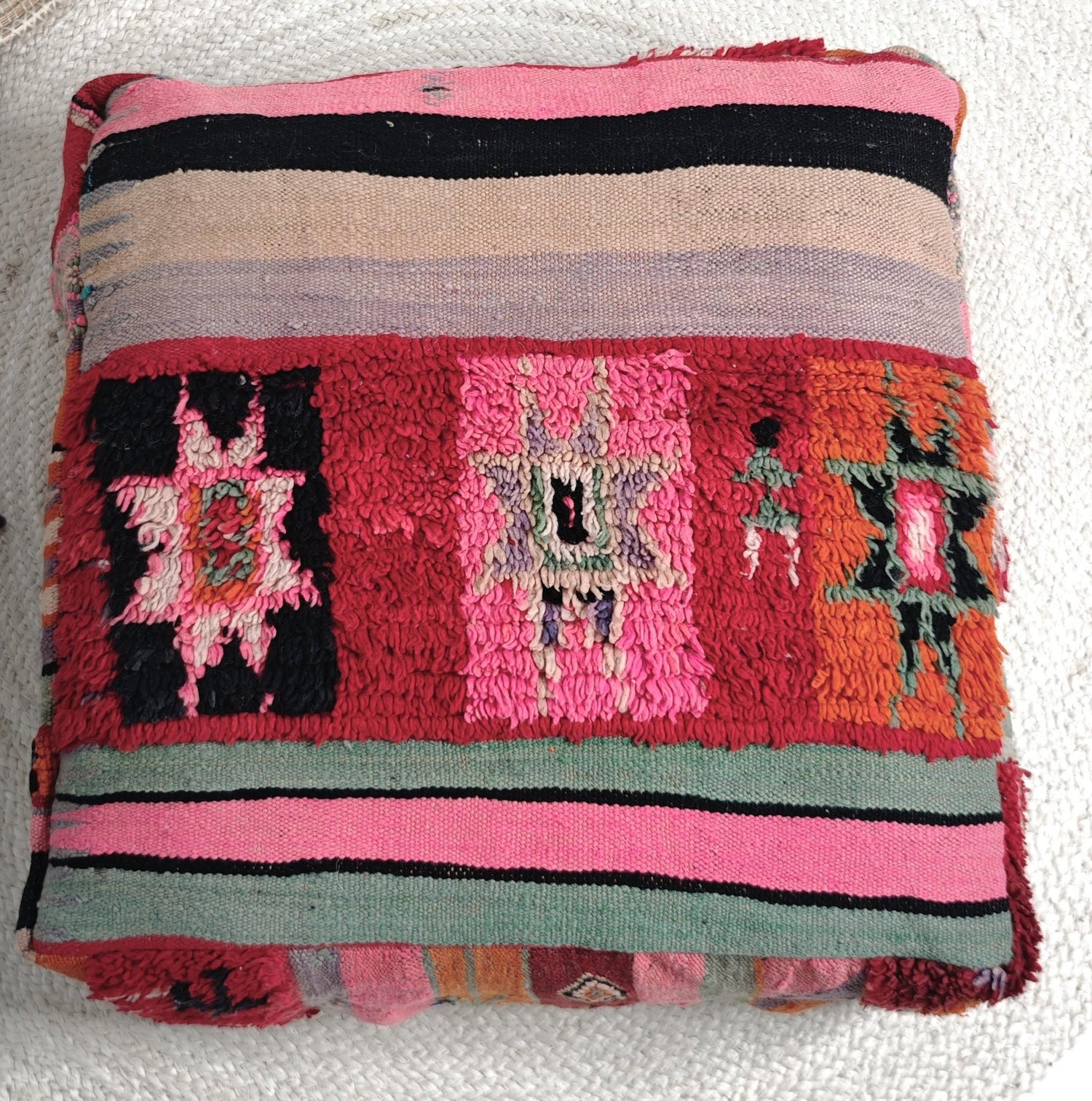 Marokkanischer Pouf, Bodenkissen Beni Ourain bunt mit geometrische Muster, Boho Sitzkissen aus Wolle, Handarbeit - CocosyBerlin