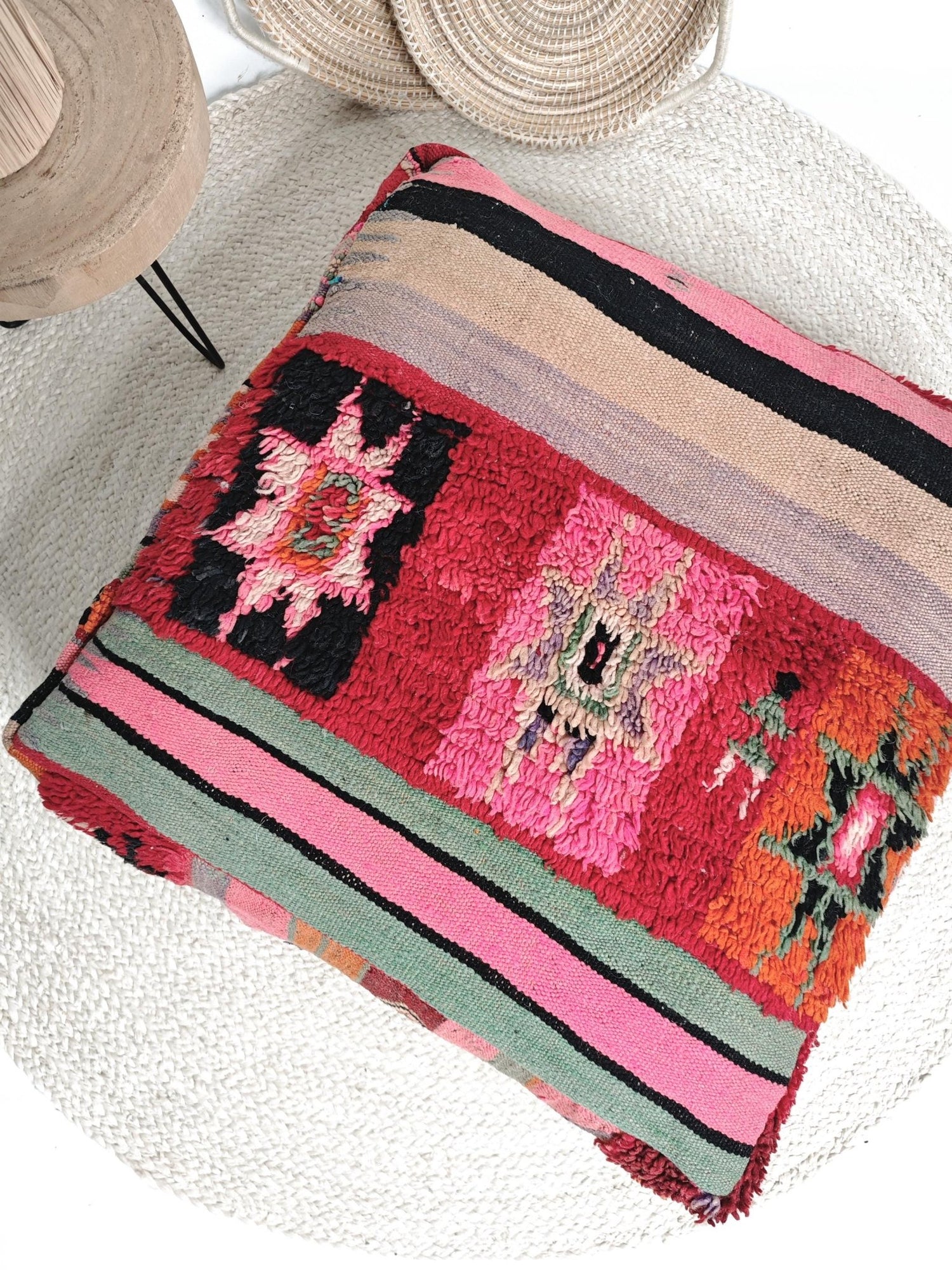 Marokkanischer Pouf, Bodenkissen Beni Ourain bunt mit geometrische Muster, Boho Sitzkissen aus Wolle, Handarbeit - CocosyBerlin