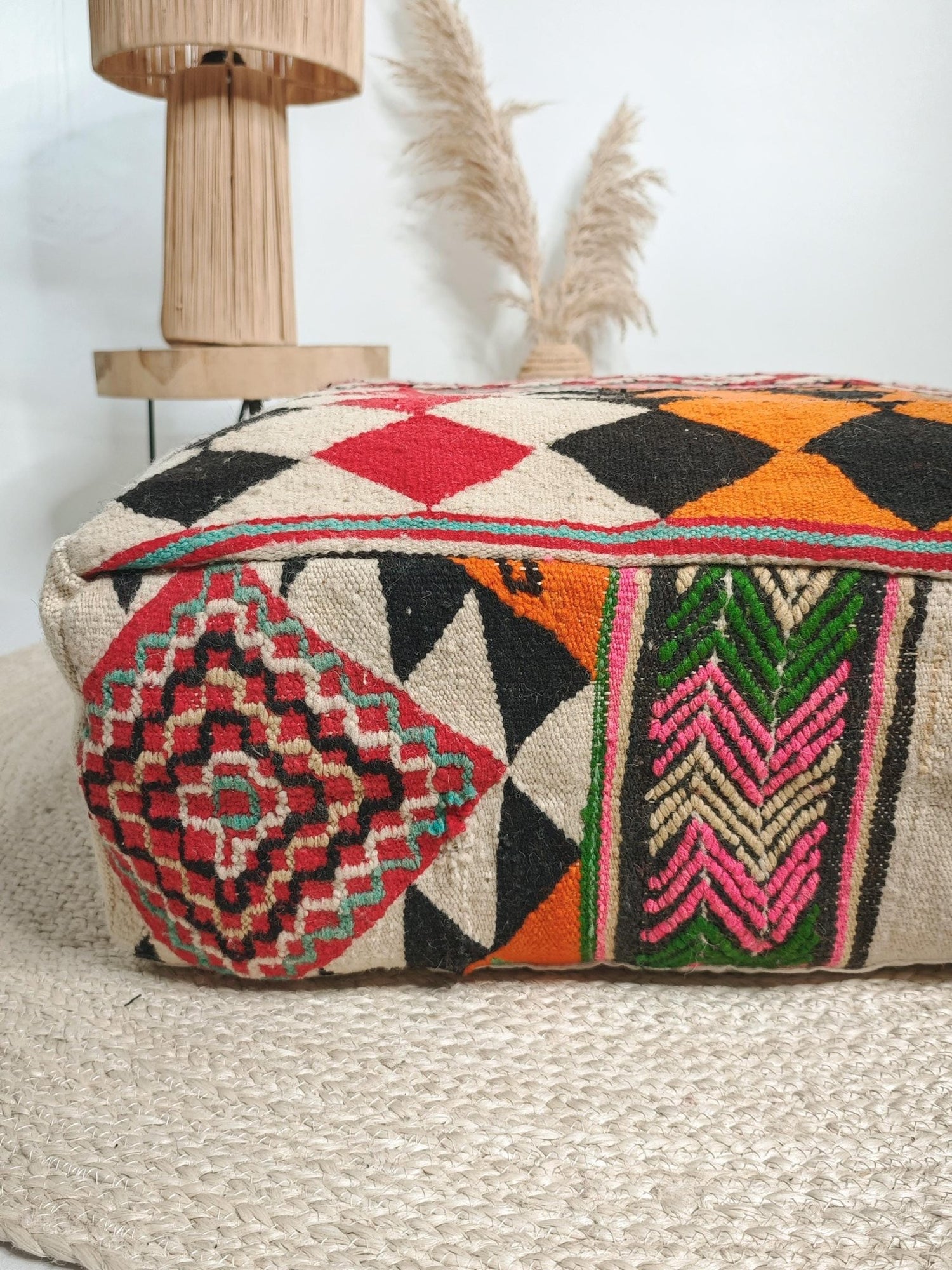 Marokkanischer Pouf, Ethno Bodenkissen, Bunte Beni Ourain geometrische Muster, Boho Sitzkissen aus Wolle, Handarbeit - CocosyBerlin