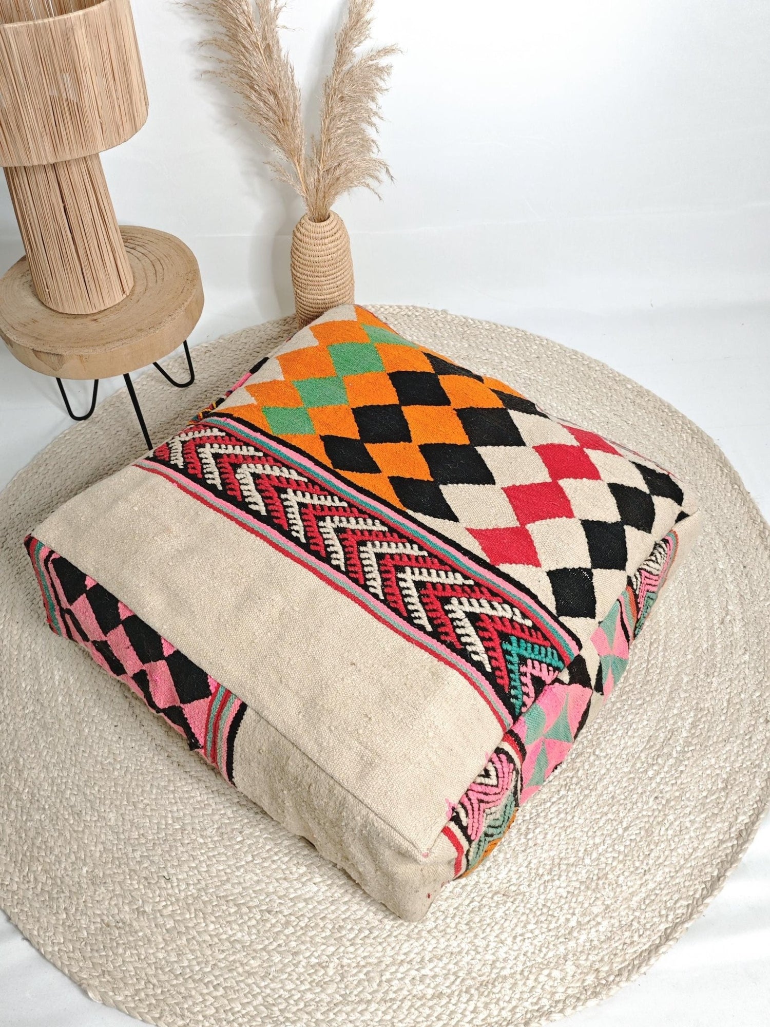 Marokkanischer Pouf, Ethno Bodenkissen, Bunte Beni Ourain geometrische Muster, Boho Sitzkissen aus Wolle, Handarbeit - CocosyBerlin