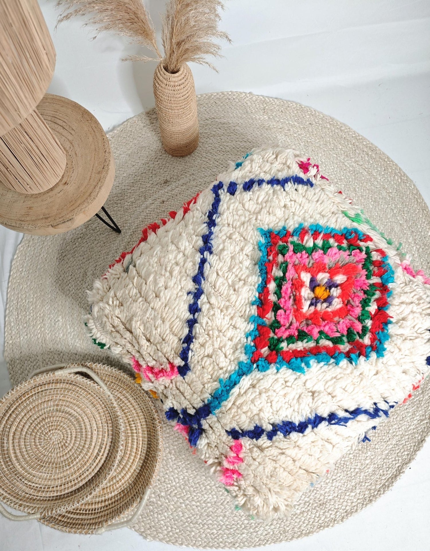 Marokkanischer Pouf, Berber Bodenkissen bunt und flauschig, Sitzkissen aus Wolle, Vintage Kissen, Boho Sitzkissen Beni Ourain - CocosyBerlin