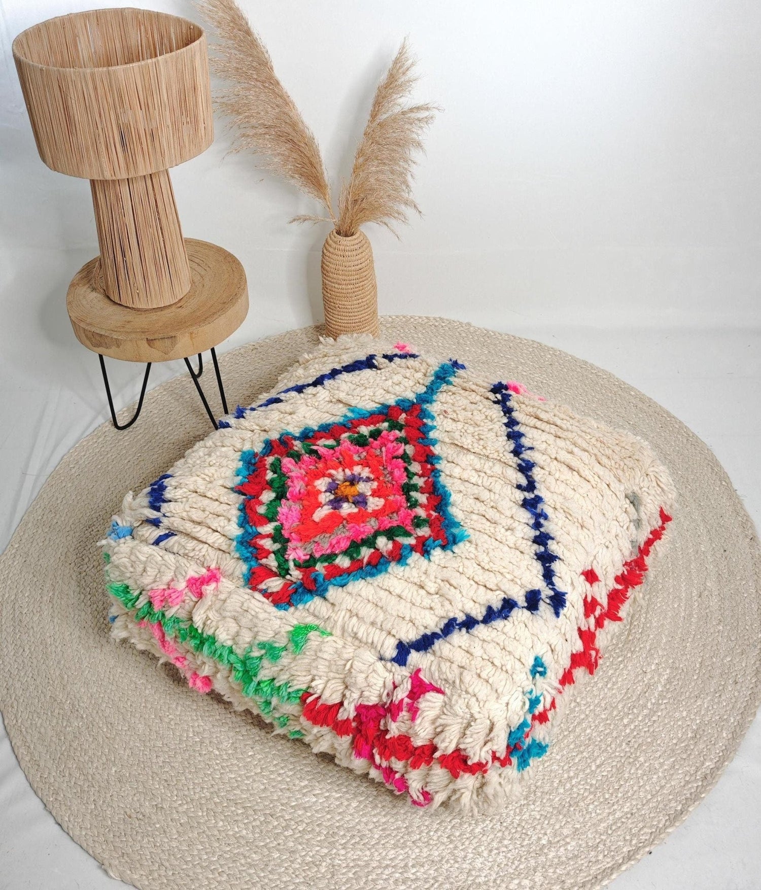 Marokkanischer Pouf, Berber Bodenkissen bunt und flauschig, Sitzkissen aus Wolle, Vintage Kissen, Boho Sitzkissen Beni Ourain - CocosyBerlin
