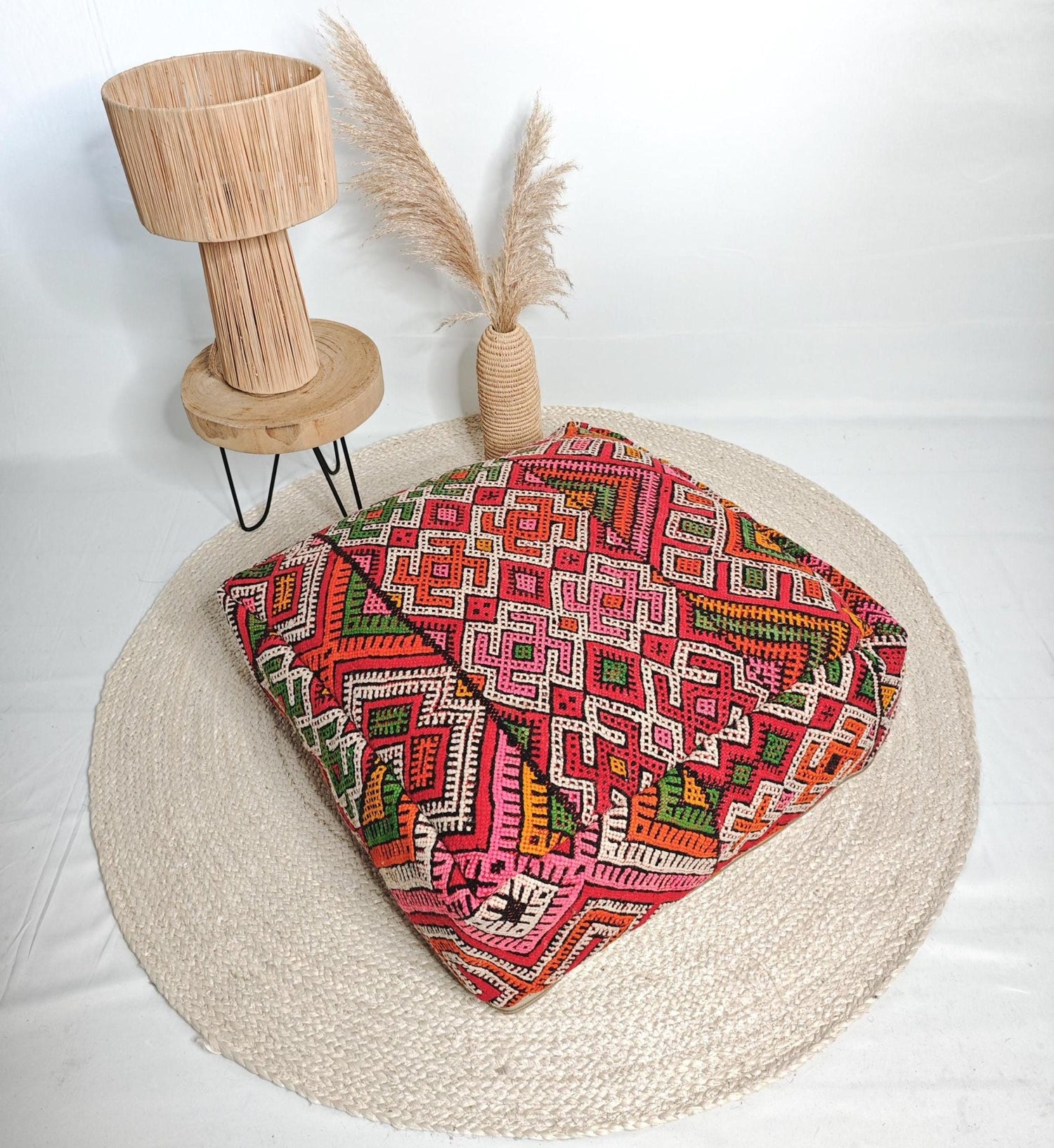 Marokkanischer Pouf, Berber Bodenkissen bunt, Sitzkissen aus Wolle, Vintage Kelim Bodenkissen, Boho Sitzkissen Marrakesch handgeknüpft - CocosyBerlin