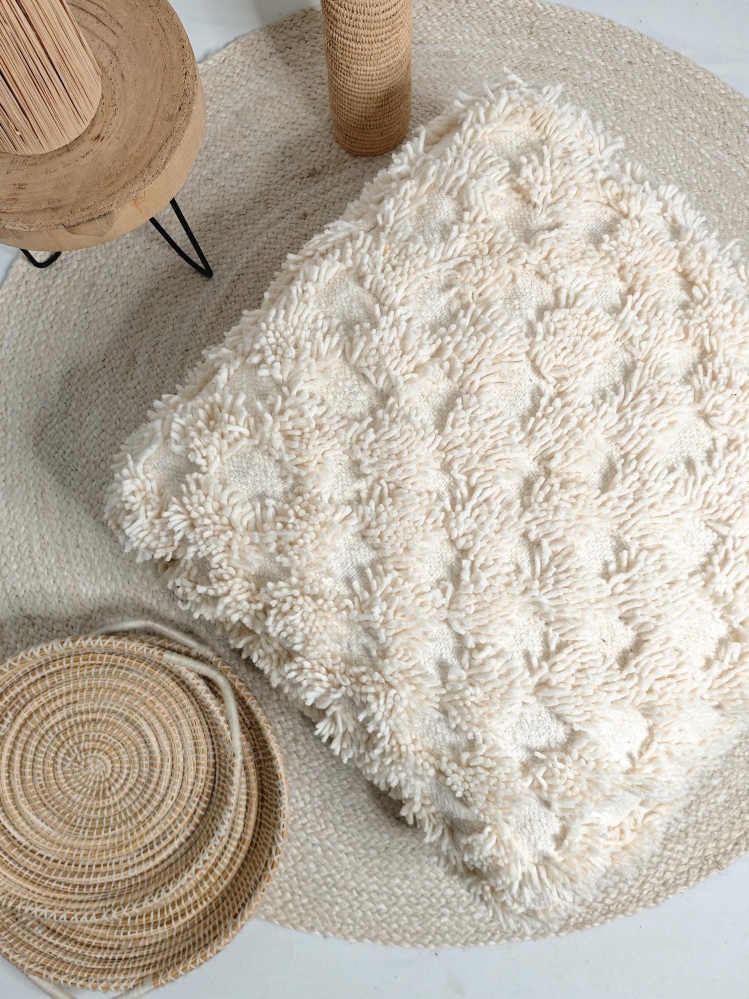 Marokkanischer Pouf, Berber Bodenkissen, karierter Pouf aus Wolle, Vintage Sitzkissen kariert, Beni Ourain, - CocosyBerlin