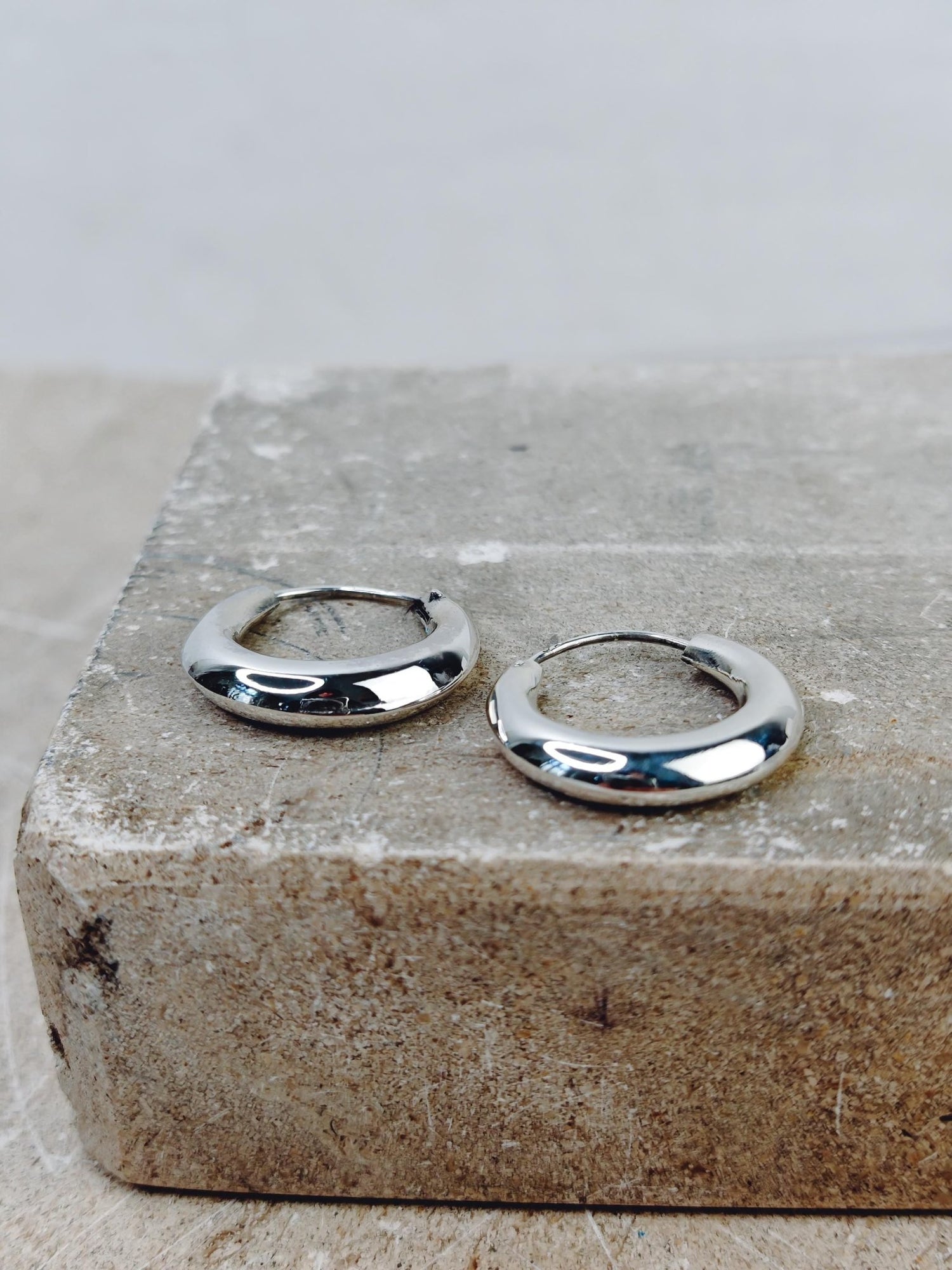 Halbmond Creolen aus 925 Silber, Chunky Sterling Silber Creolen 20 mm, Minimalistische breite Creolen - CocosyBerlin