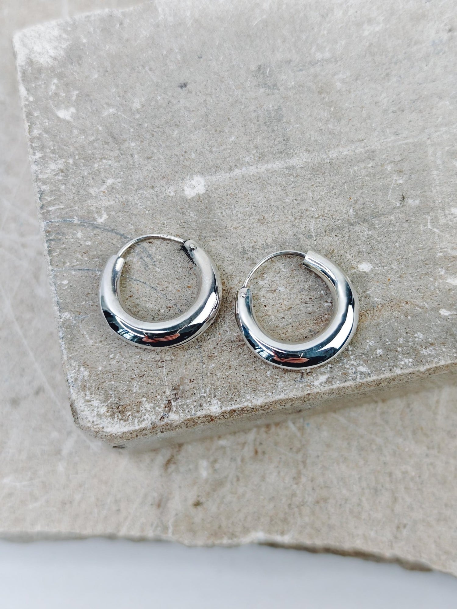 Halbmond Creolen aus 925 Silber, Chunky Sterling Silber Creolen 20 mm, Minimalistische breite Creolen - CocosyBerlin