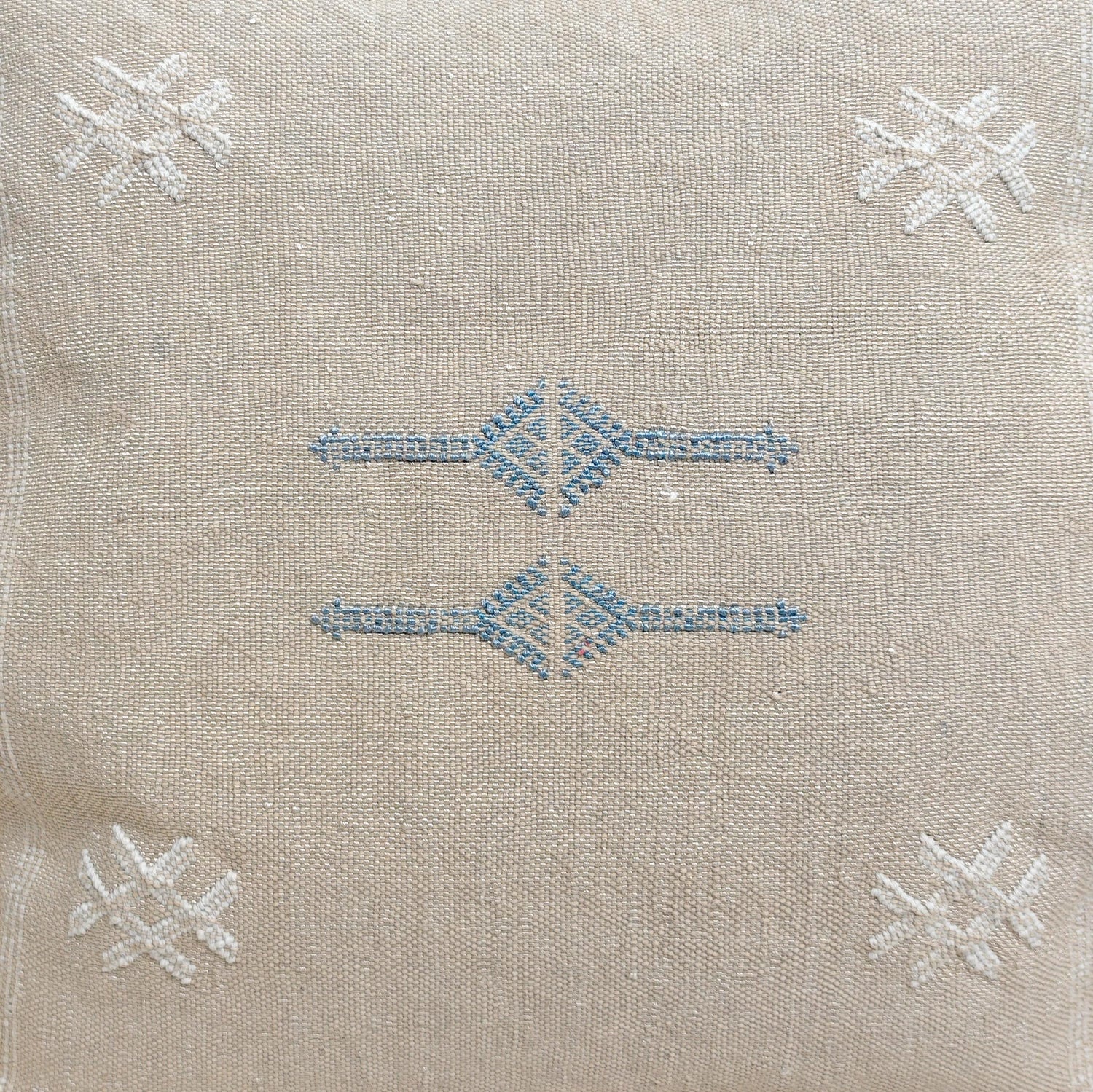 Sabra Kissenhülle aus Marokko, Boho Eklektische Kissenhülle, Marokkanische orientalische Kissenhülle, Beige und Blau ca. 50x50 cm