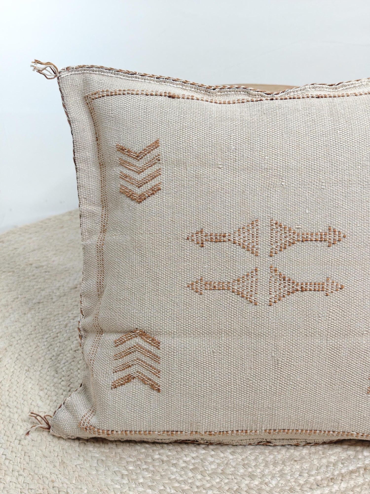 Coussin Sabra du Maroc, housse de coussin bohème éclectique, housse de coussin orientale marocaine en beige et marron avec motif beber