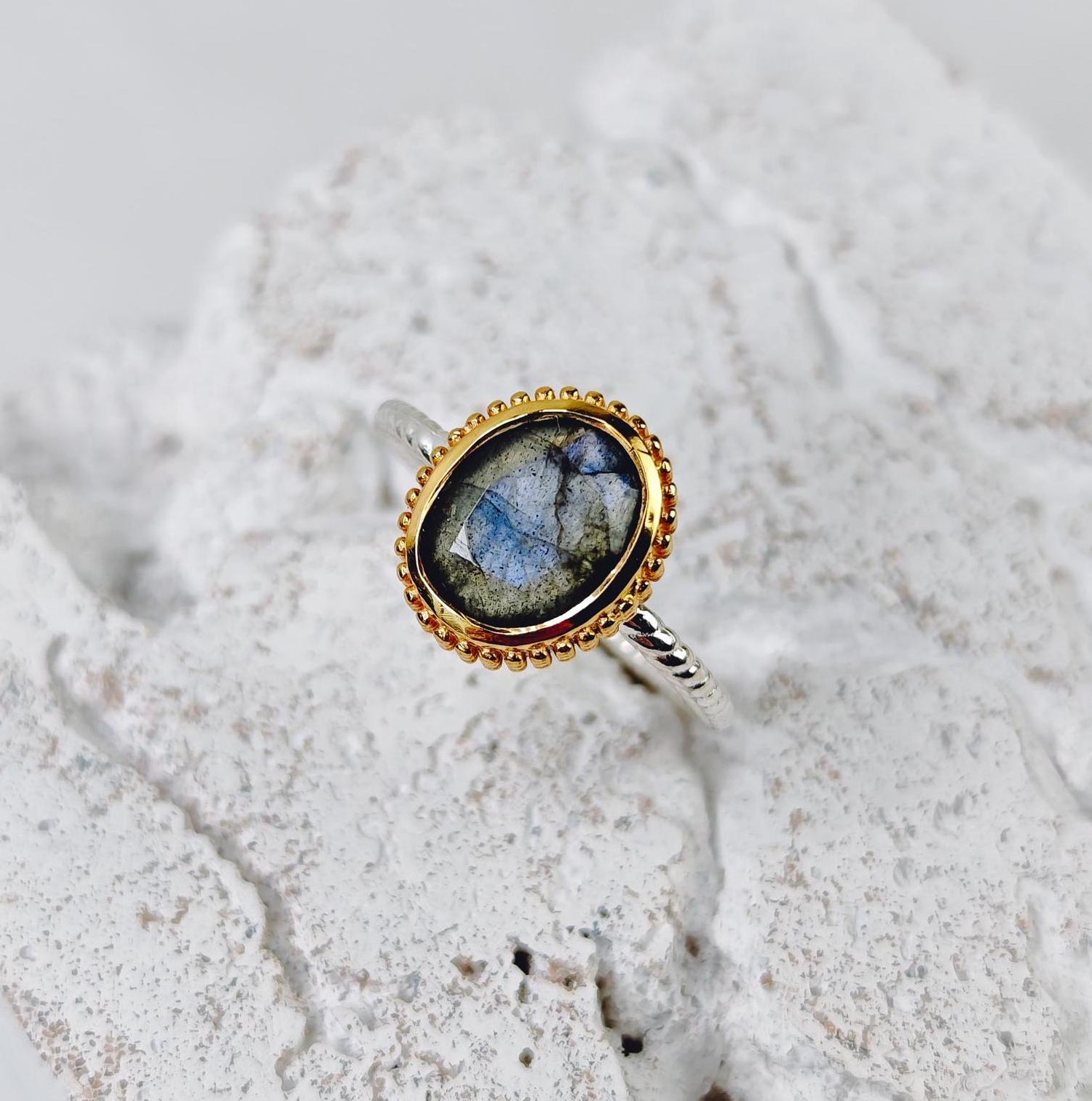 Labradorit Ring aus 925 Silber 18k vergoldet, Sterling Silber Ring Bicolor vergoldet mit Labradorit Stein Oval facettiert - CocosyBerlin