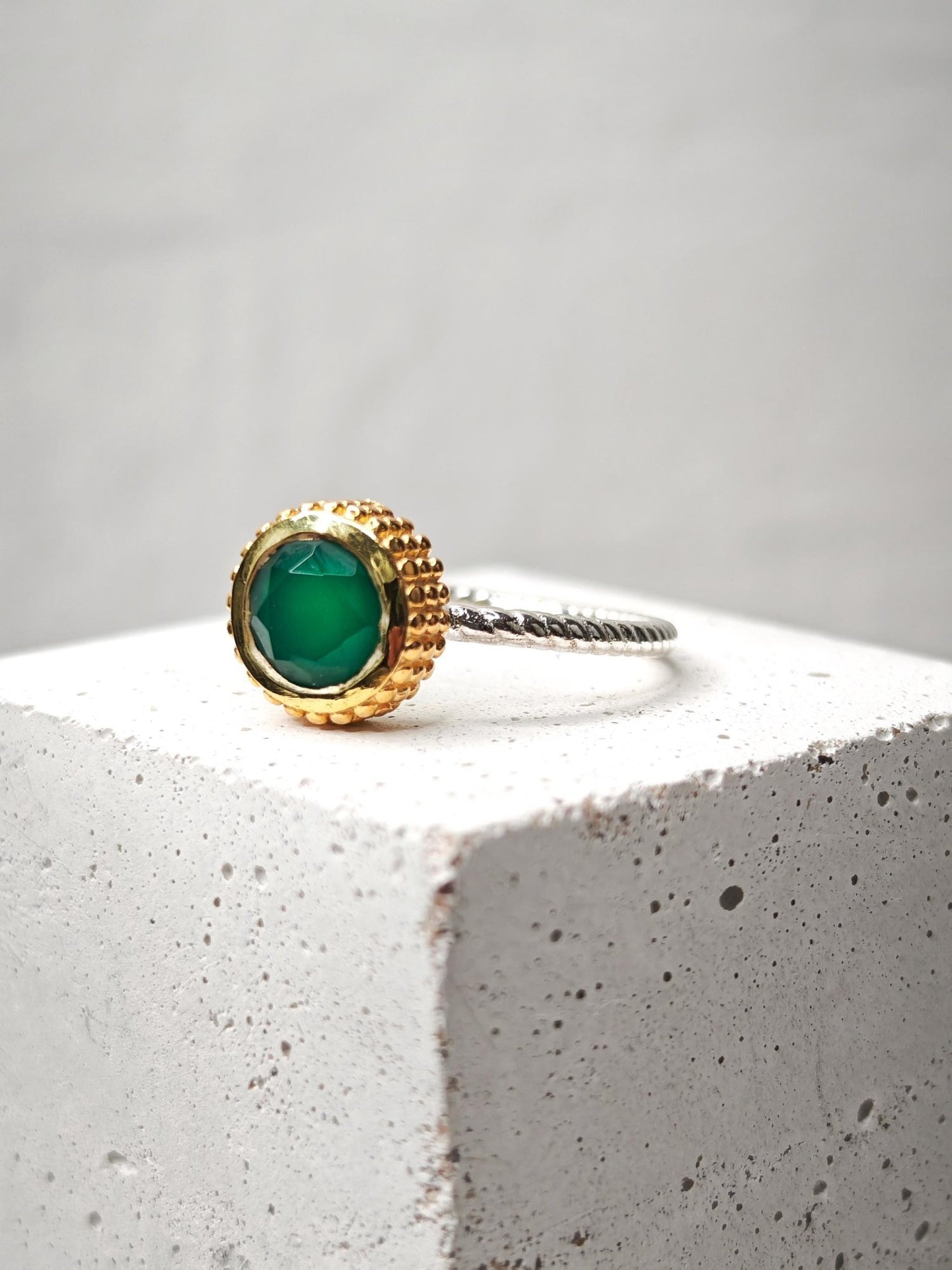 Grüner Onyx Ring aus 925 Silber 18k vergoldet, Sterling Silber Ring Bicolor vergoldet mit Onyx grün Stein Rund, facettiert - CocosyBerlin